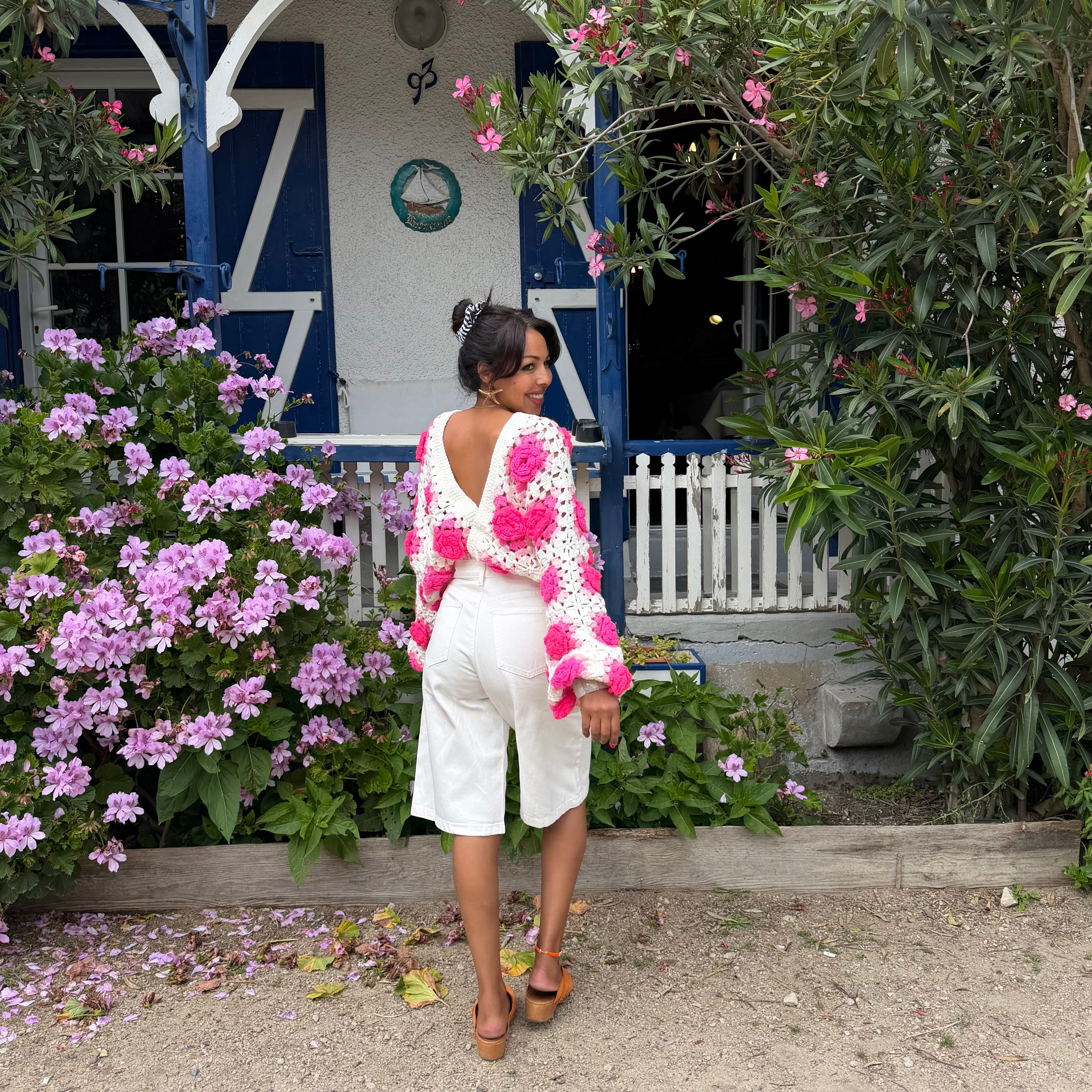 Gilet crochet fleurs ROSE fluo – porté recto/verso
