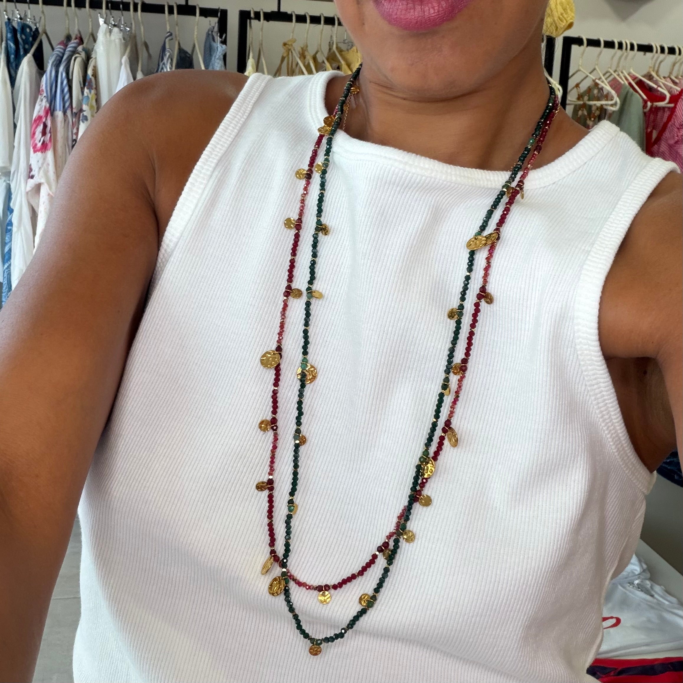COLLIER SAUTOIR PERLES & MÉDAILLES rouge Bordeaux  ✨