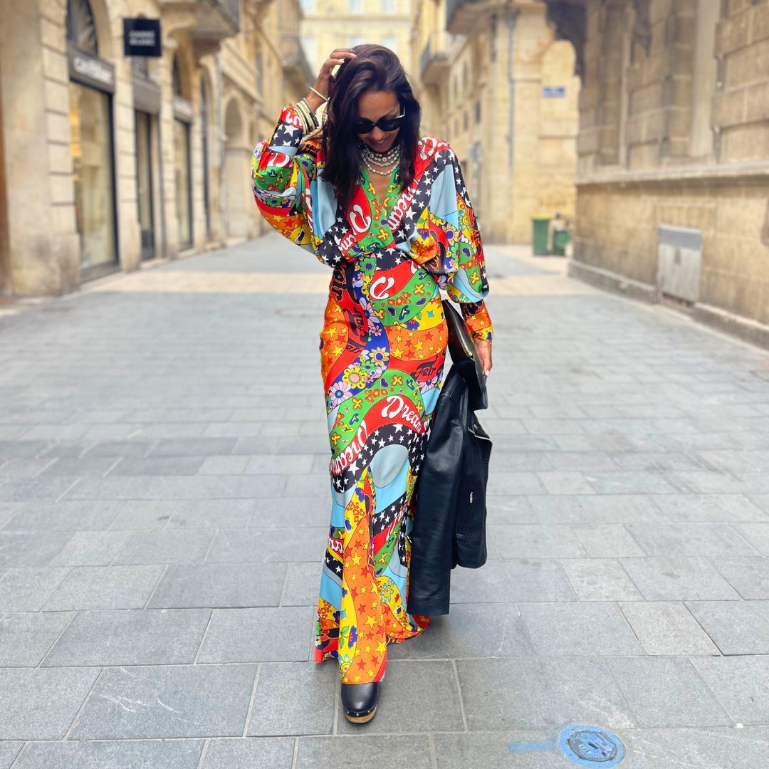 Robe longue aux motifs multicolores NUAGE dotée d'un col V et de manches longues chauve-souris