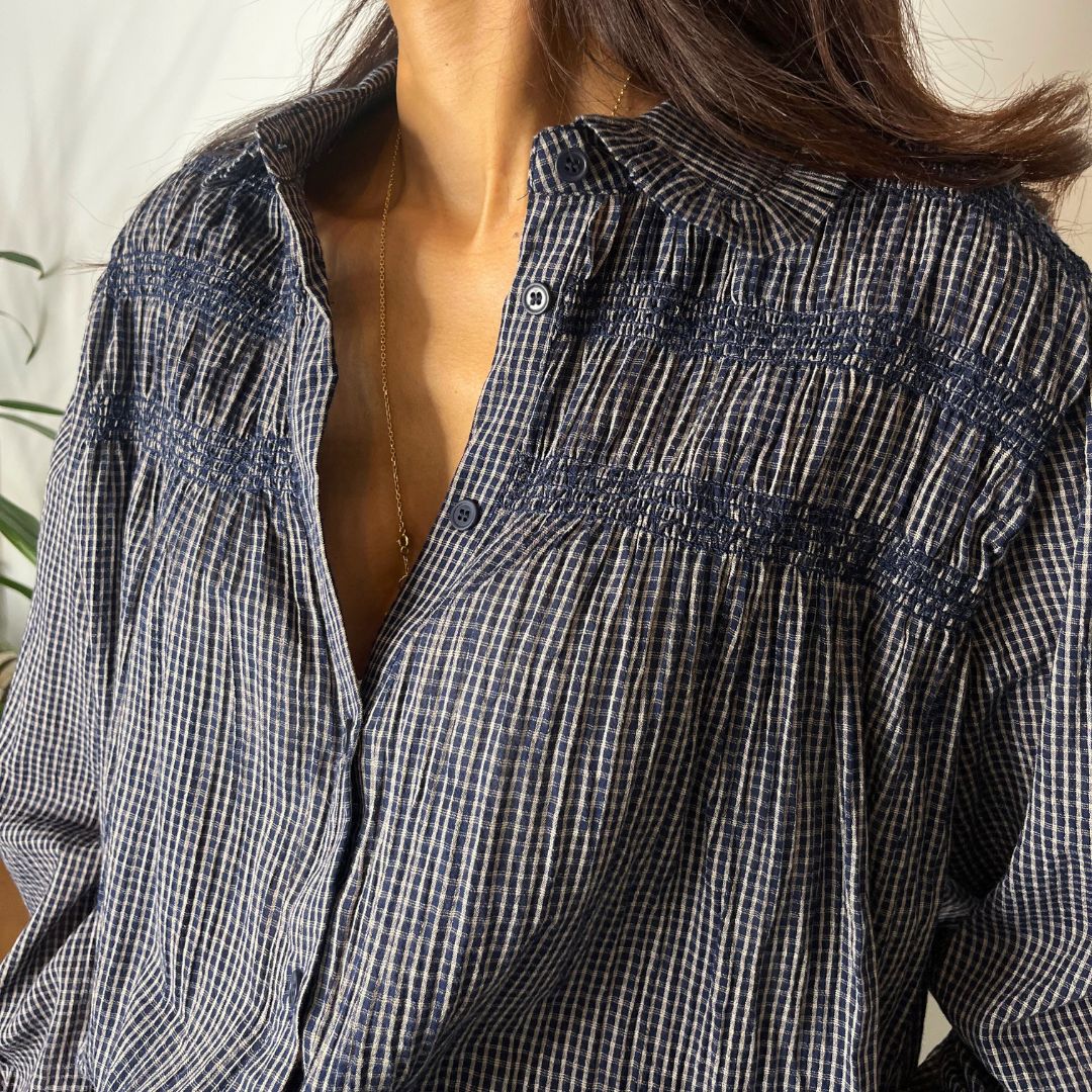 Chemisier oversize au motif quadrillé ALOA bleu marine doté d'un col claudine volanté