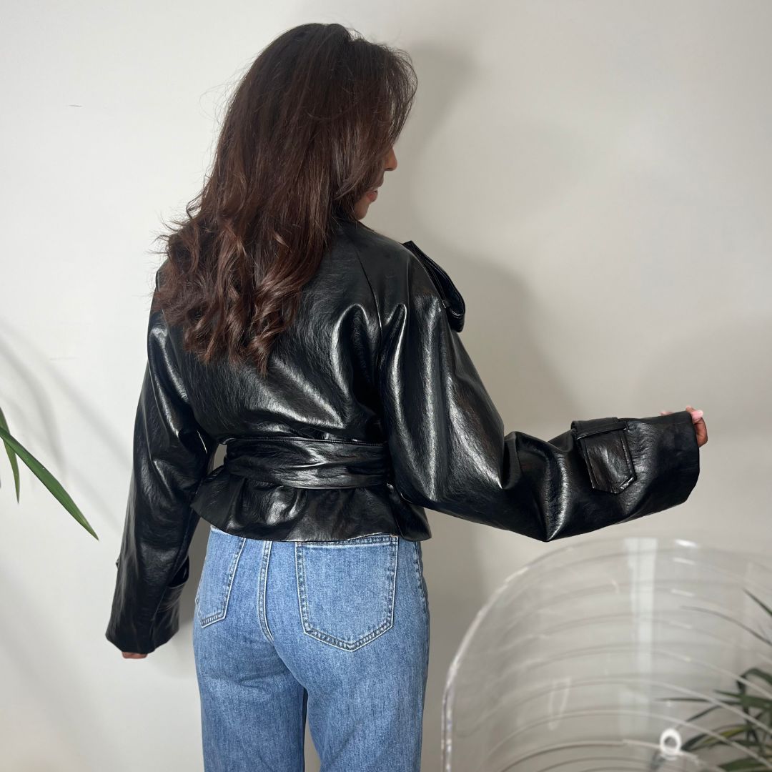 Perfecto en similicuir noir ALIX à la coupe courte et oversize doté d'une ceinture à nouer