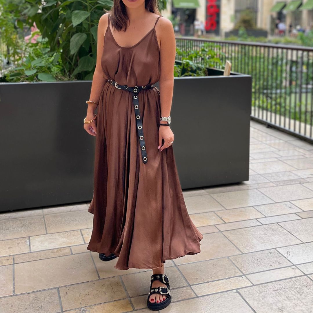 Robe longue au tissu satiné TAHITI marron dotée d'une coupe ultra large et de bretelles fines