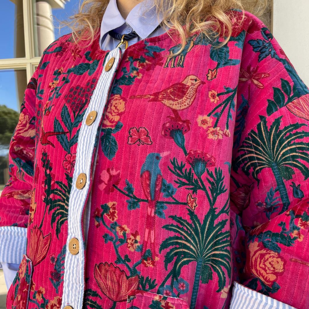 Veste oversize effet velours matelassé JUDITH rose fuchsia ornée d'illustrations florales et animales