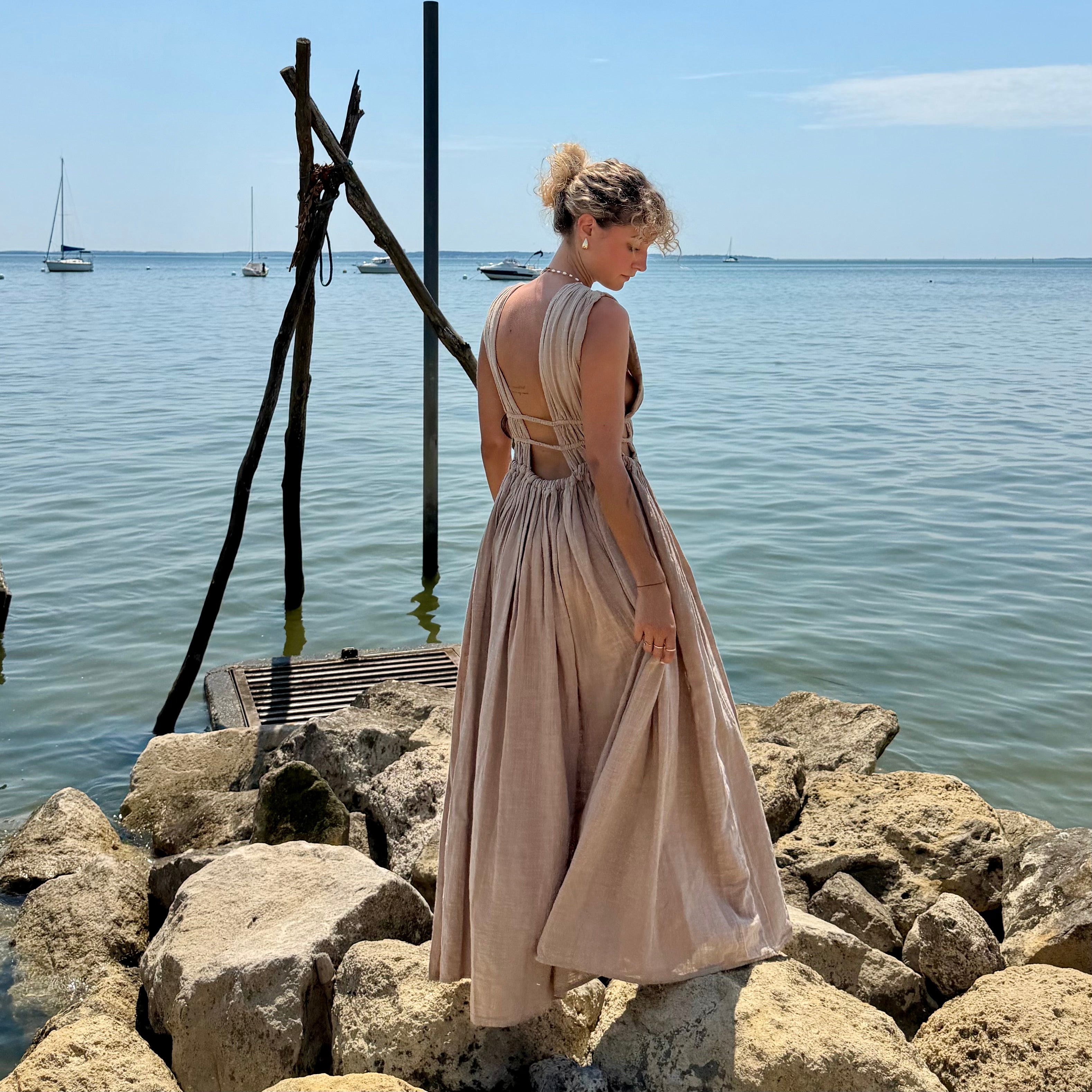 Robe GRECQUE bohème taupe dos nu