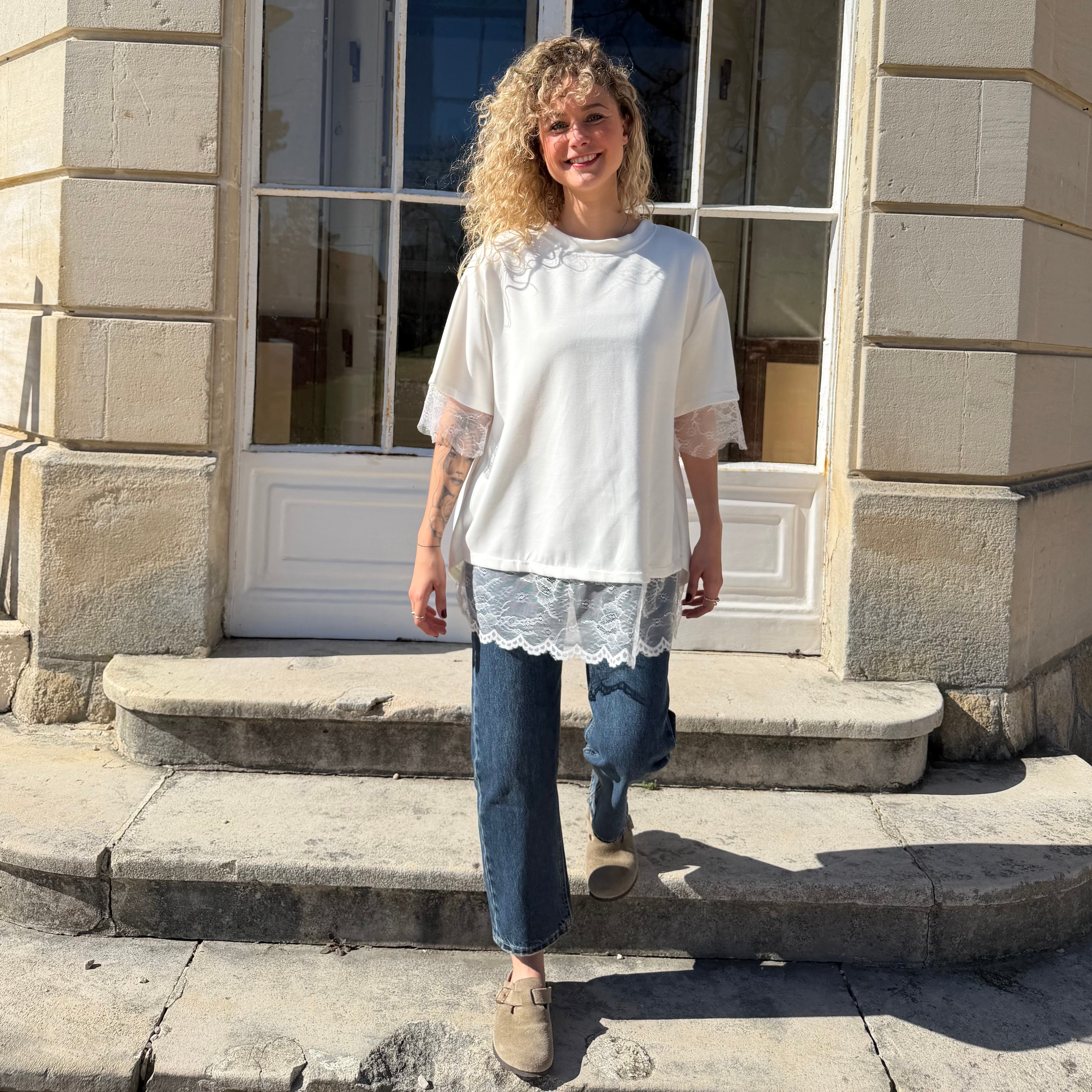 Haut blanc ERIN manches courtes aux détails de dentelle dans le dos.