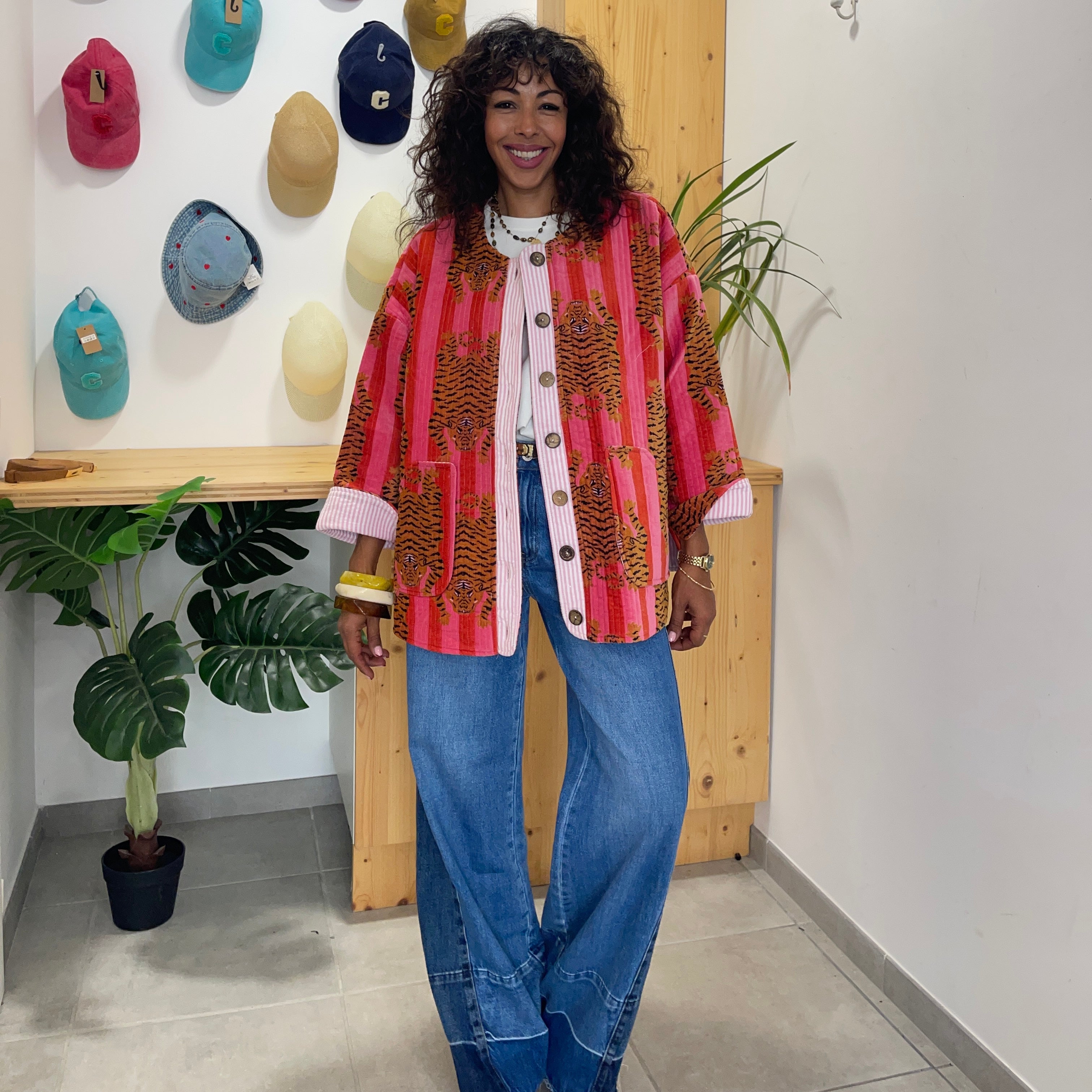 Veste oversize effet velours matelassé JUDITH orange et rose ornée d'illustrations de tigres