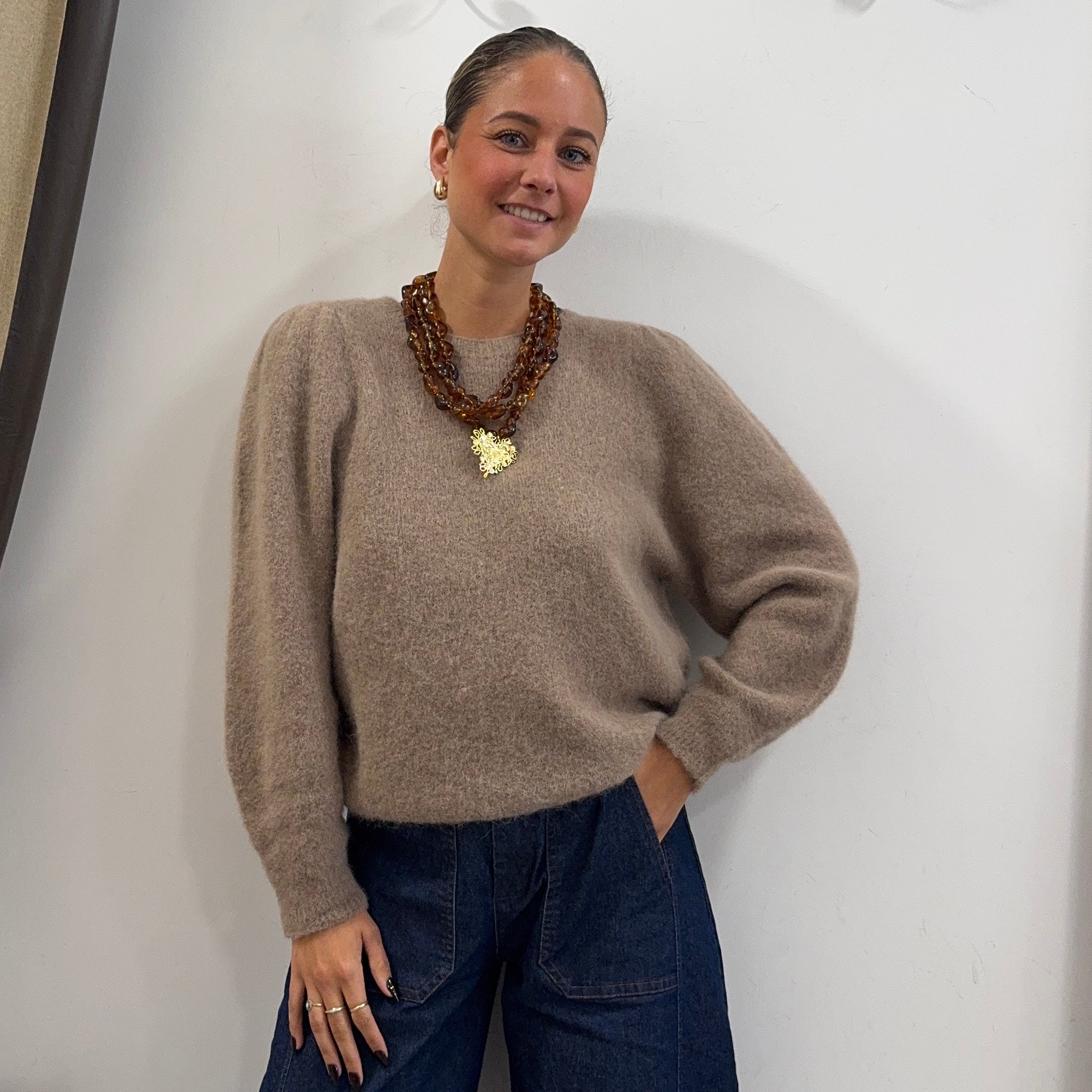 Pull en laine et alpaga à col rond PAUL beige doté de légères fronces sur les épaules
