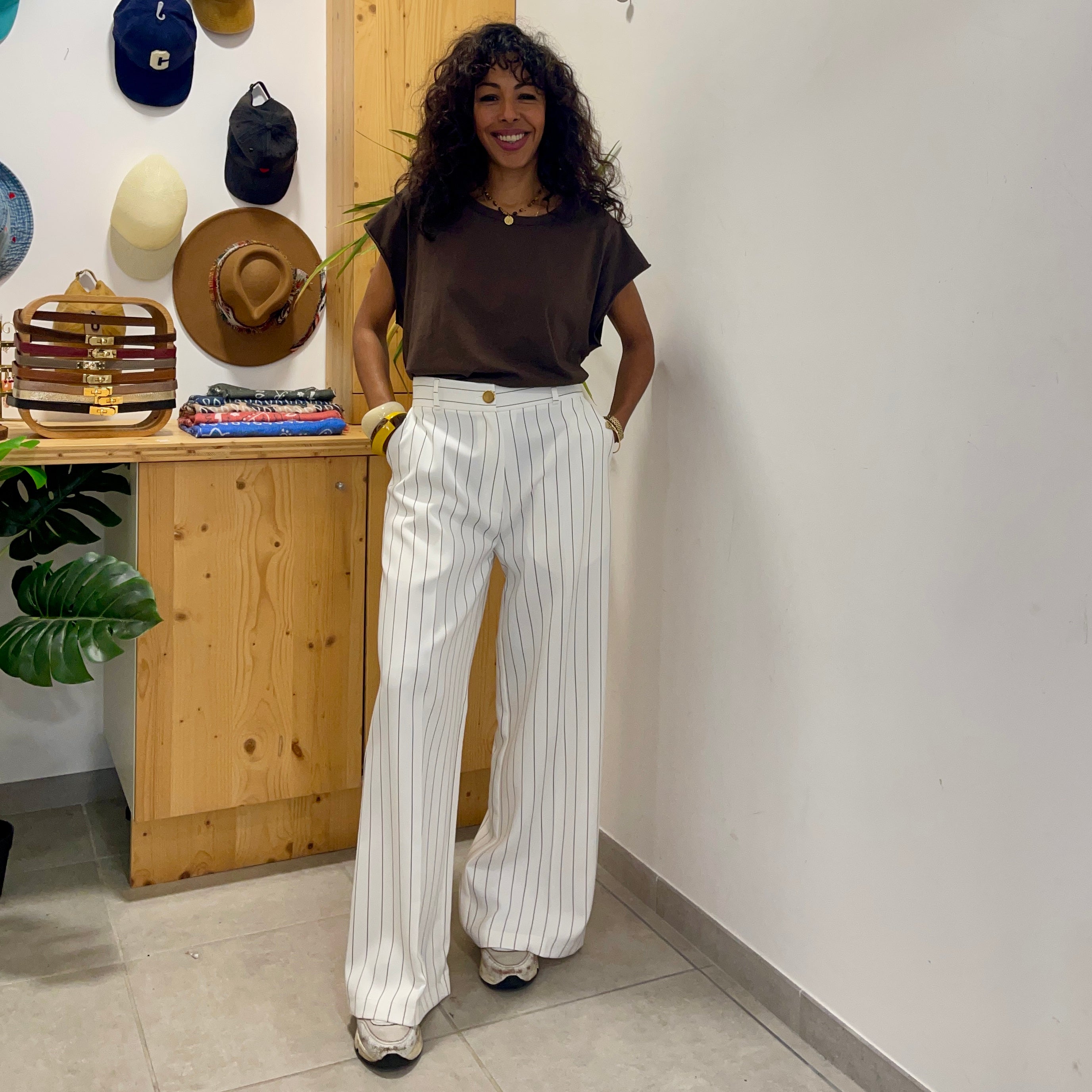 Pantalon IZIA blanc rayé marron