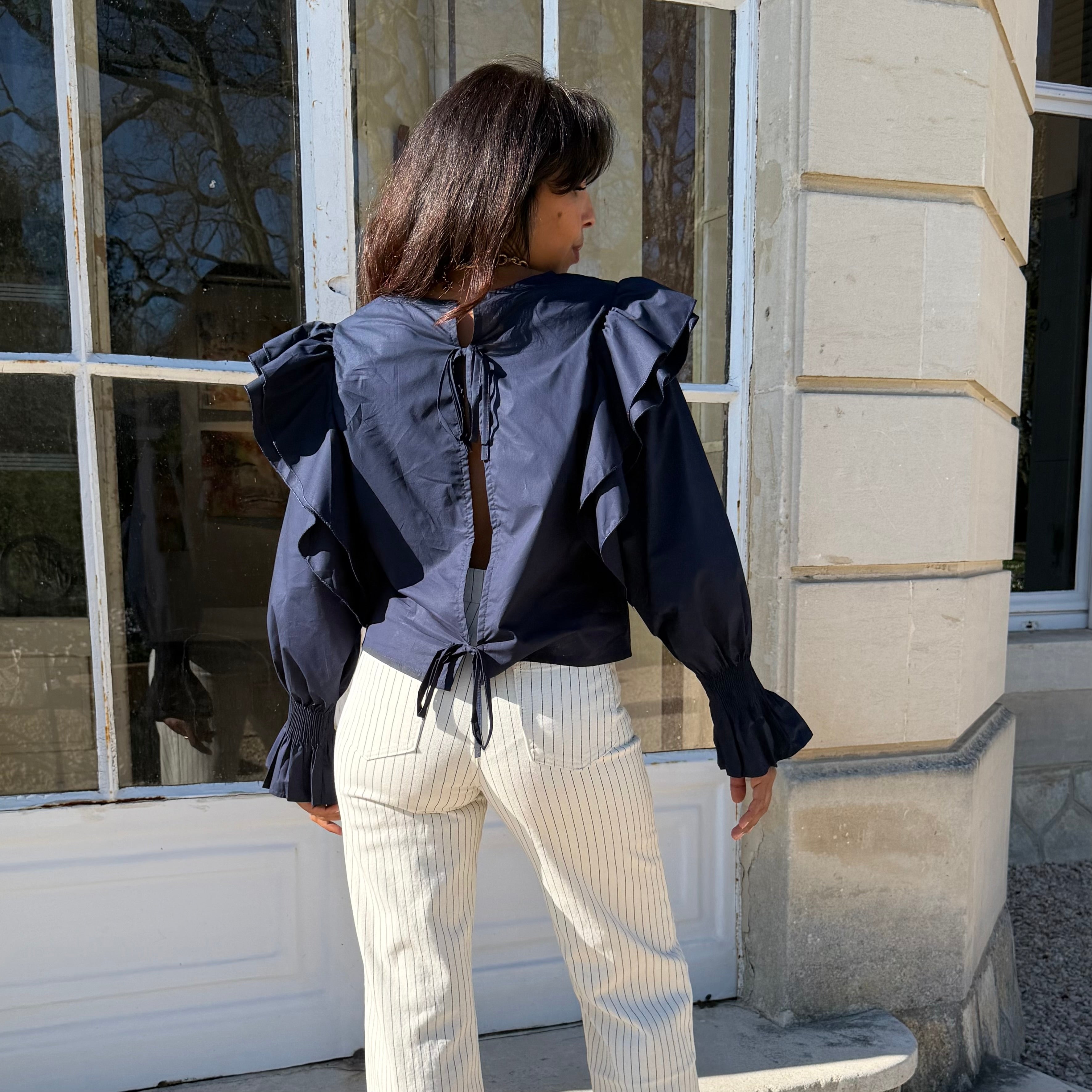 Blouse en coton VALOU, manches longues ballons avec dos nu.