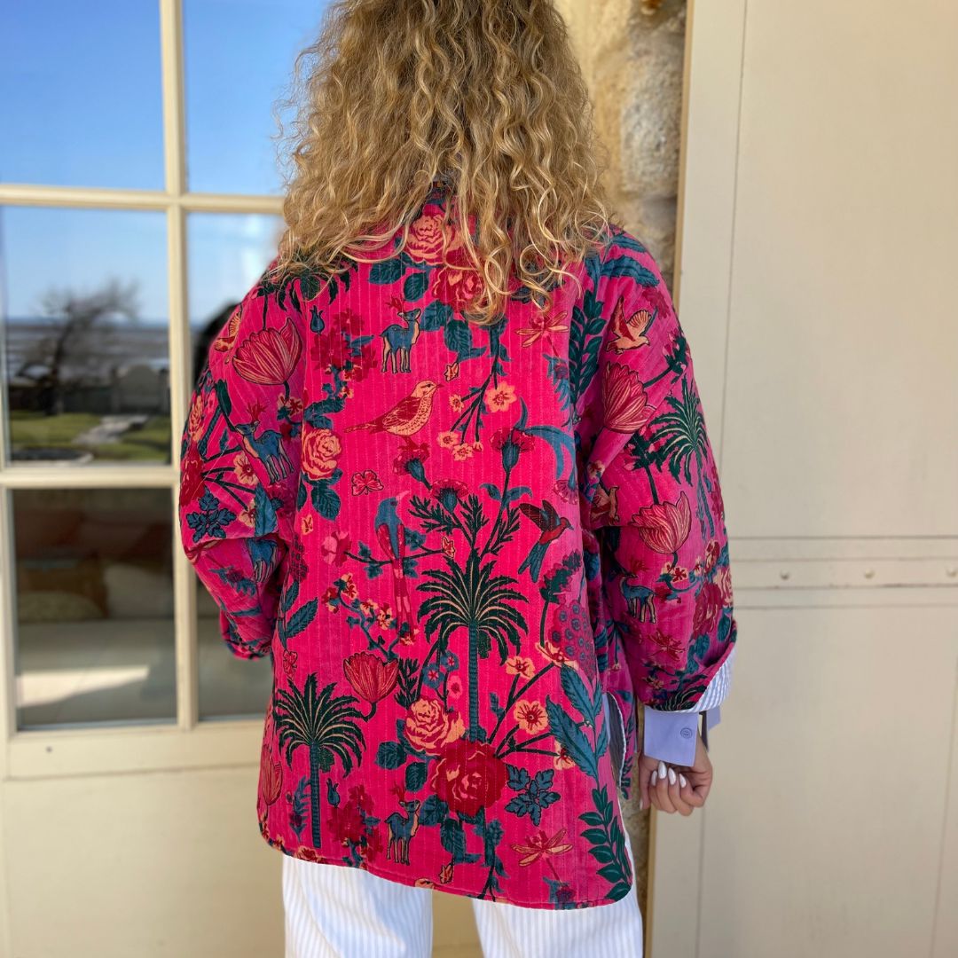 Veste oversize effet velours matelassé JUDITH rose fuchsia ornée d'illustrations florales et animales