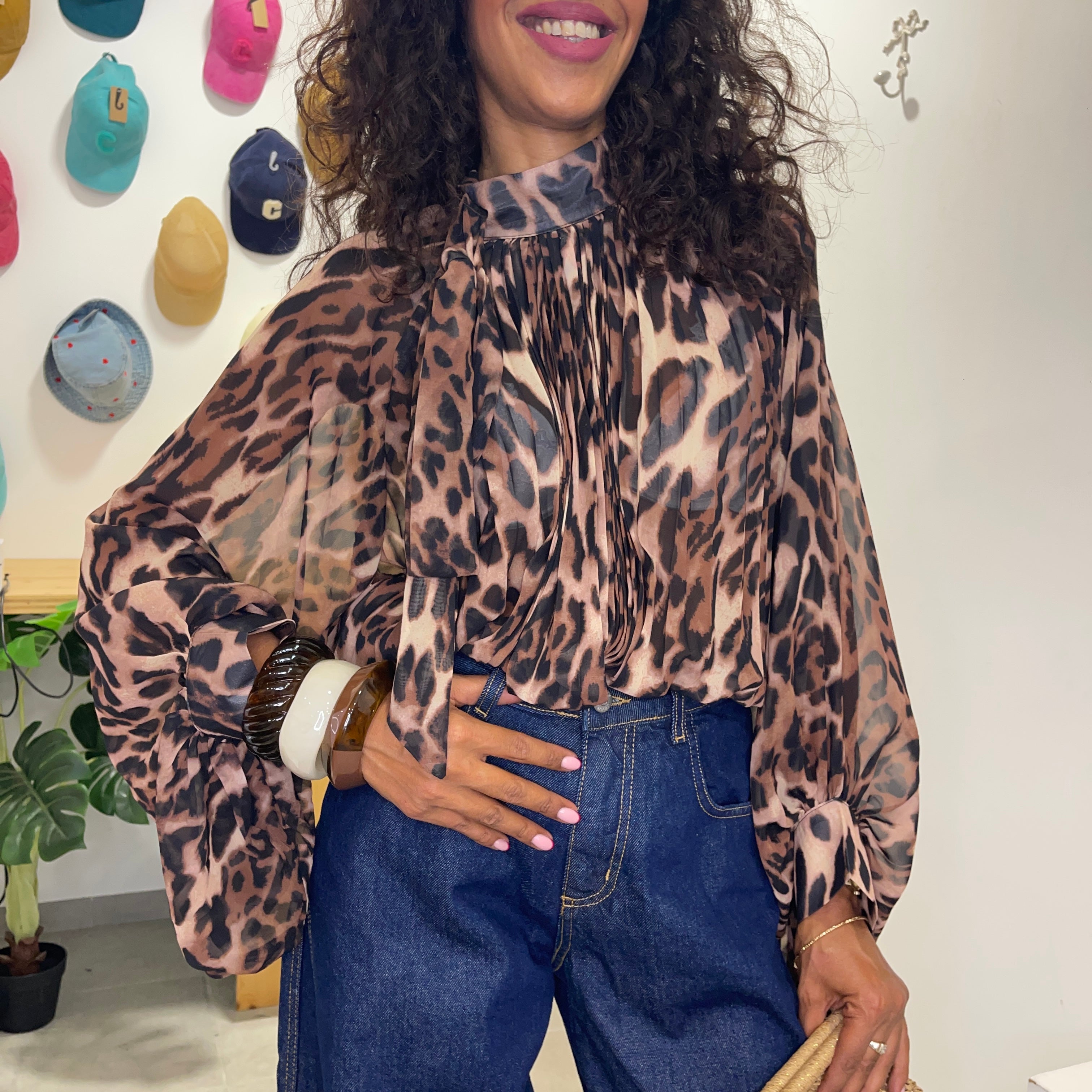Blouse léopard LAURYN à la coupe fluide et aux manches longues ballons
