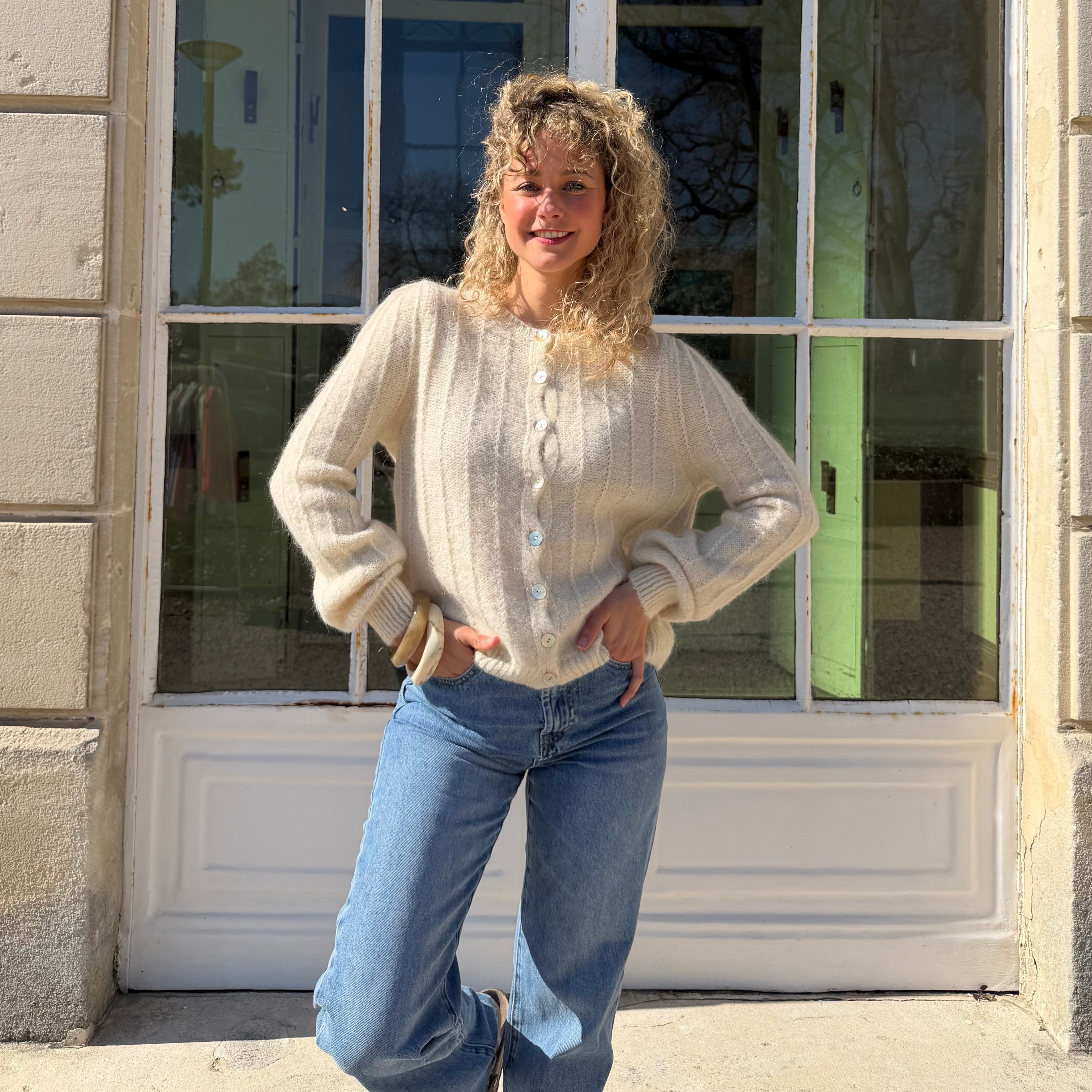 Gilet MONIKA douce maille beige à fines côtes.