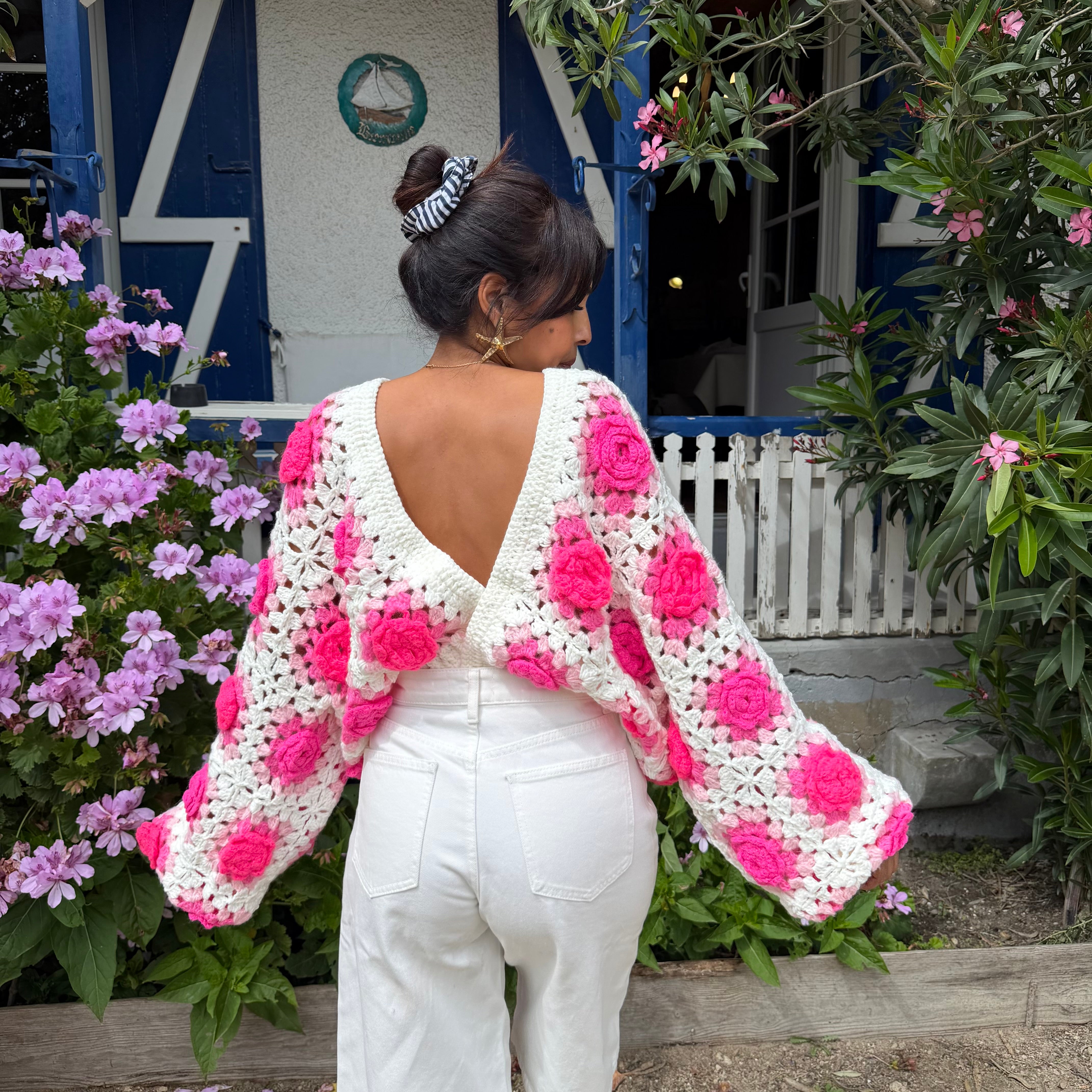 Gilet crochet fleurs ROSE fluo – porté recto/verso