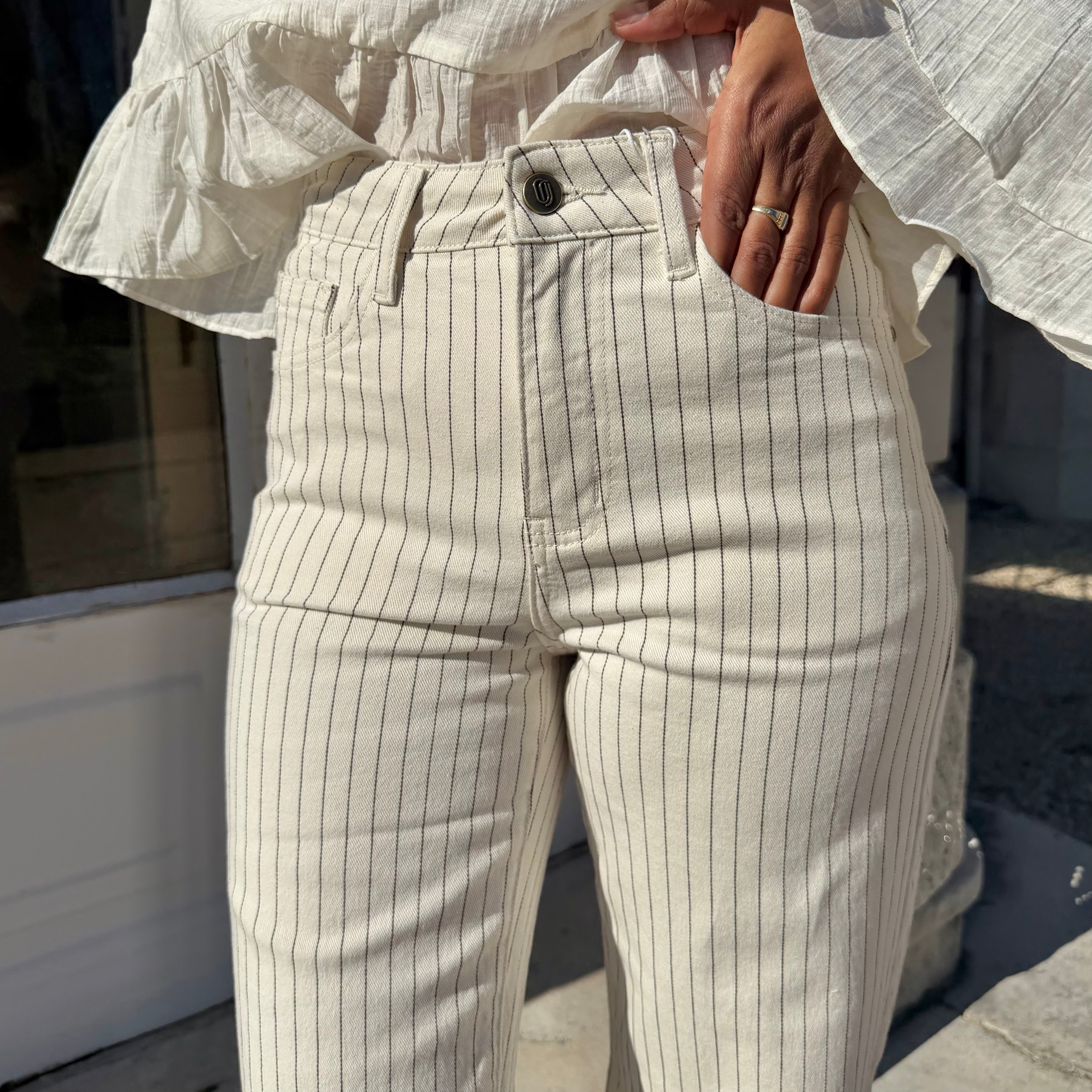 Jean flare taille haute Gabriel écru à fines rayures.