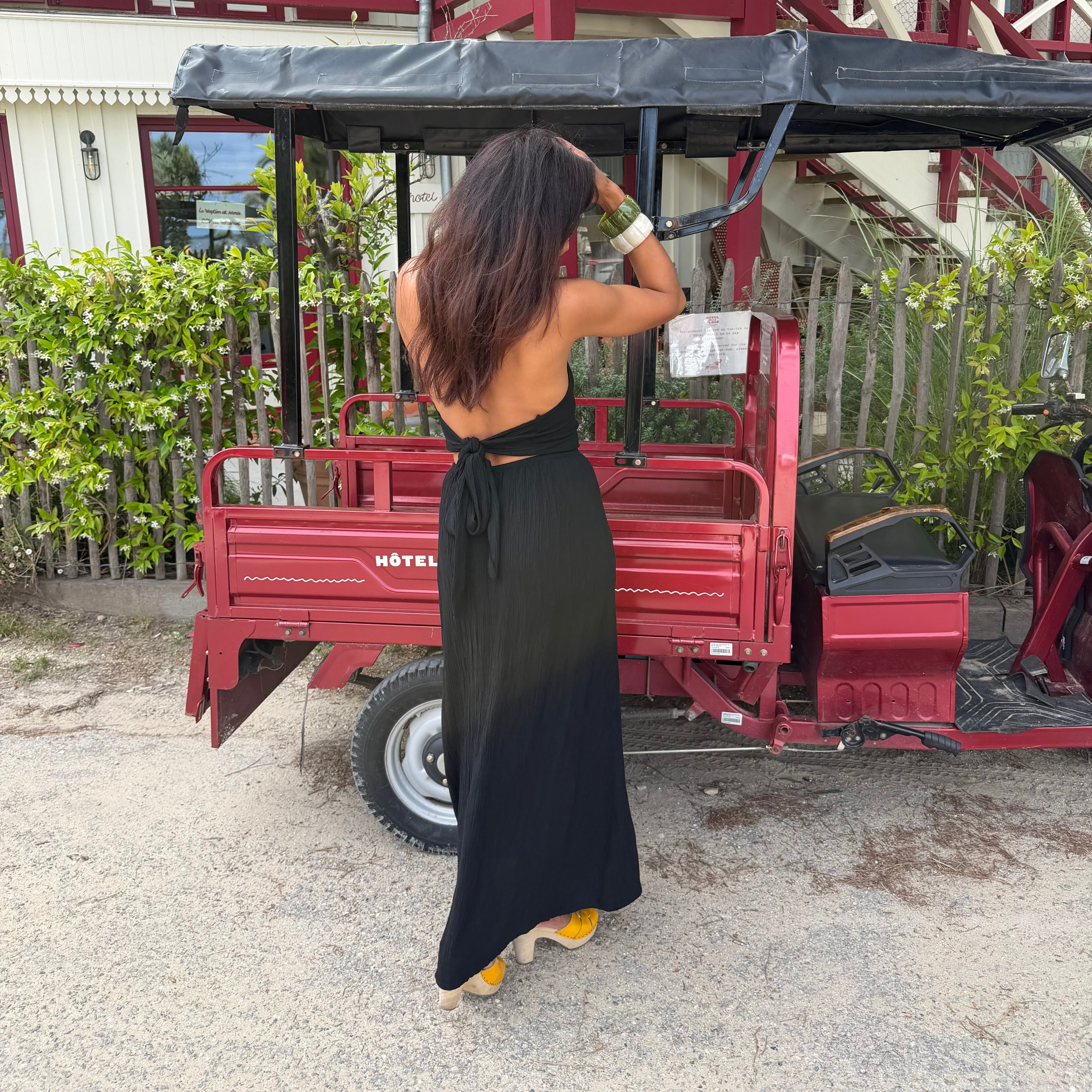 Robe longue DÉESSE dos nu noir irisée