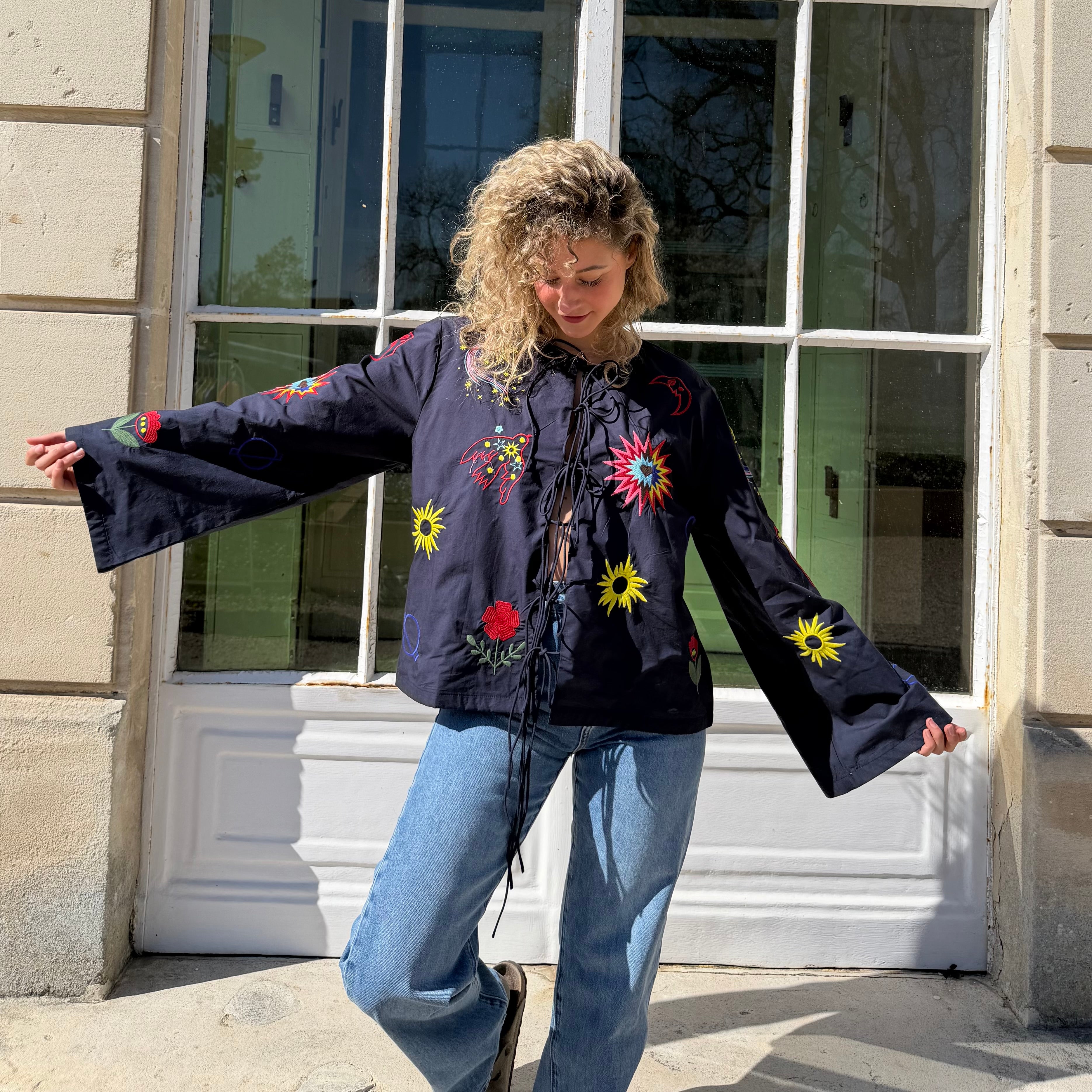 Blouse LOUISE, à lacets, bleue marine avec broderie