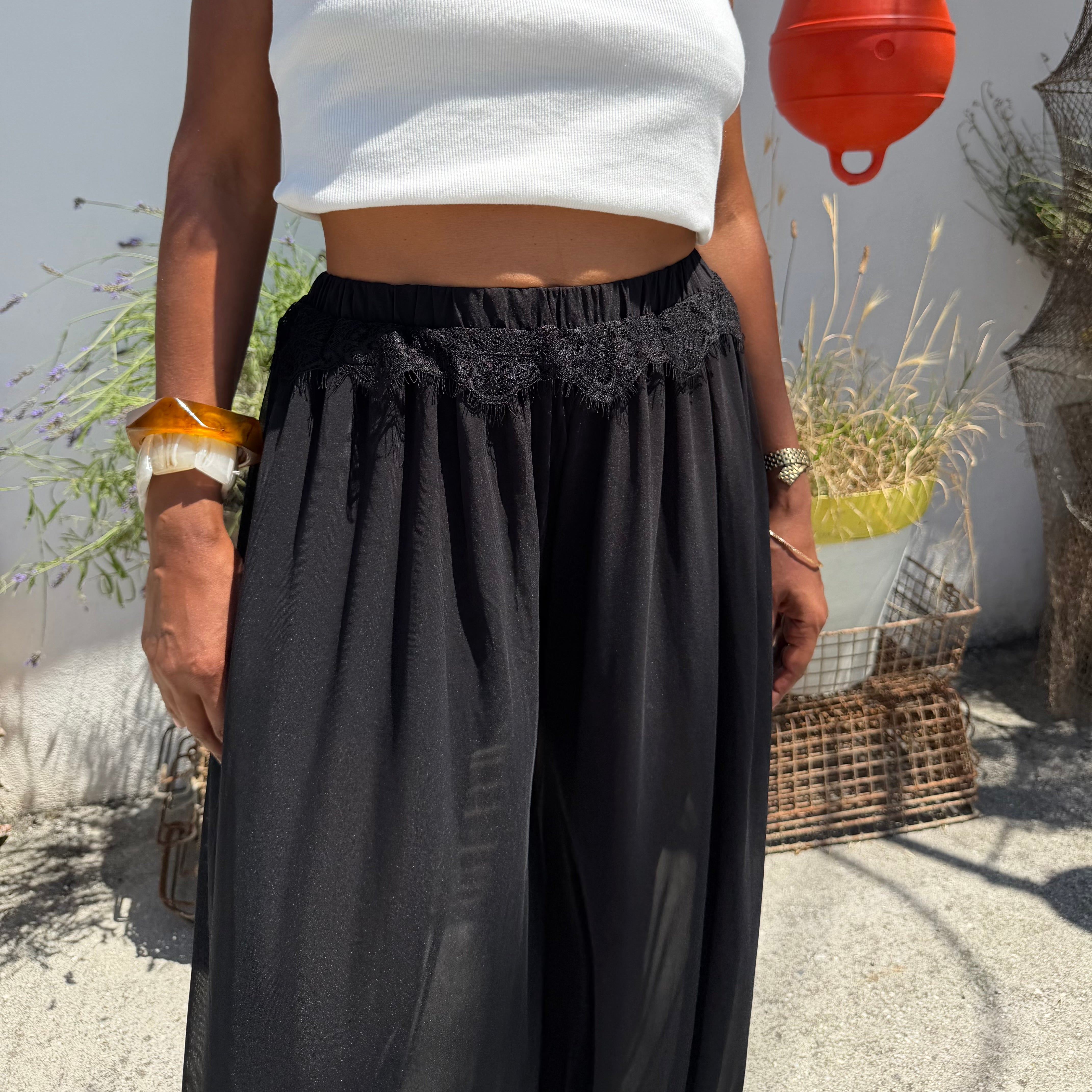 Pantalon VOILE noir forme boule détails dentelle