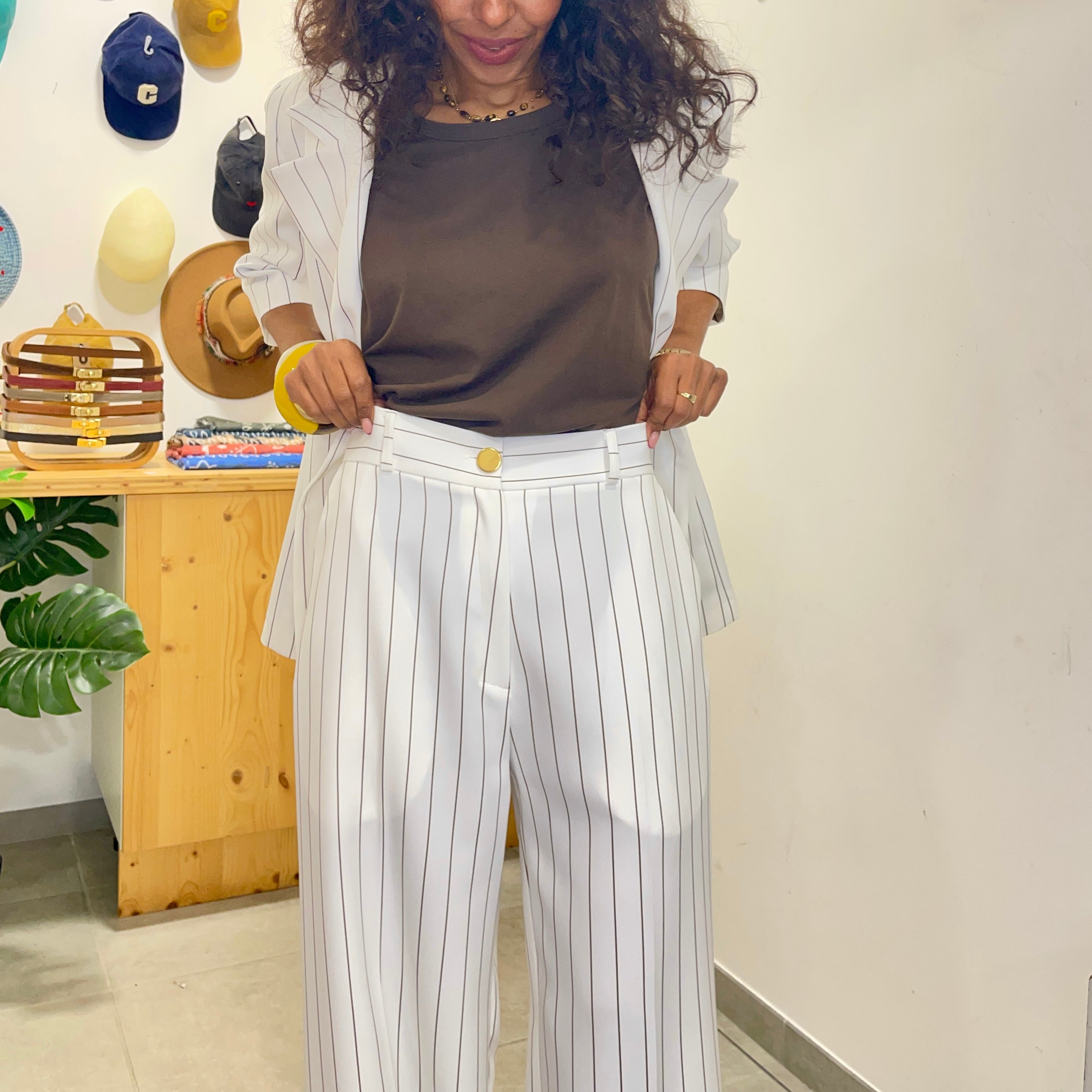 Pantalon IZIA blanc rayé marron
