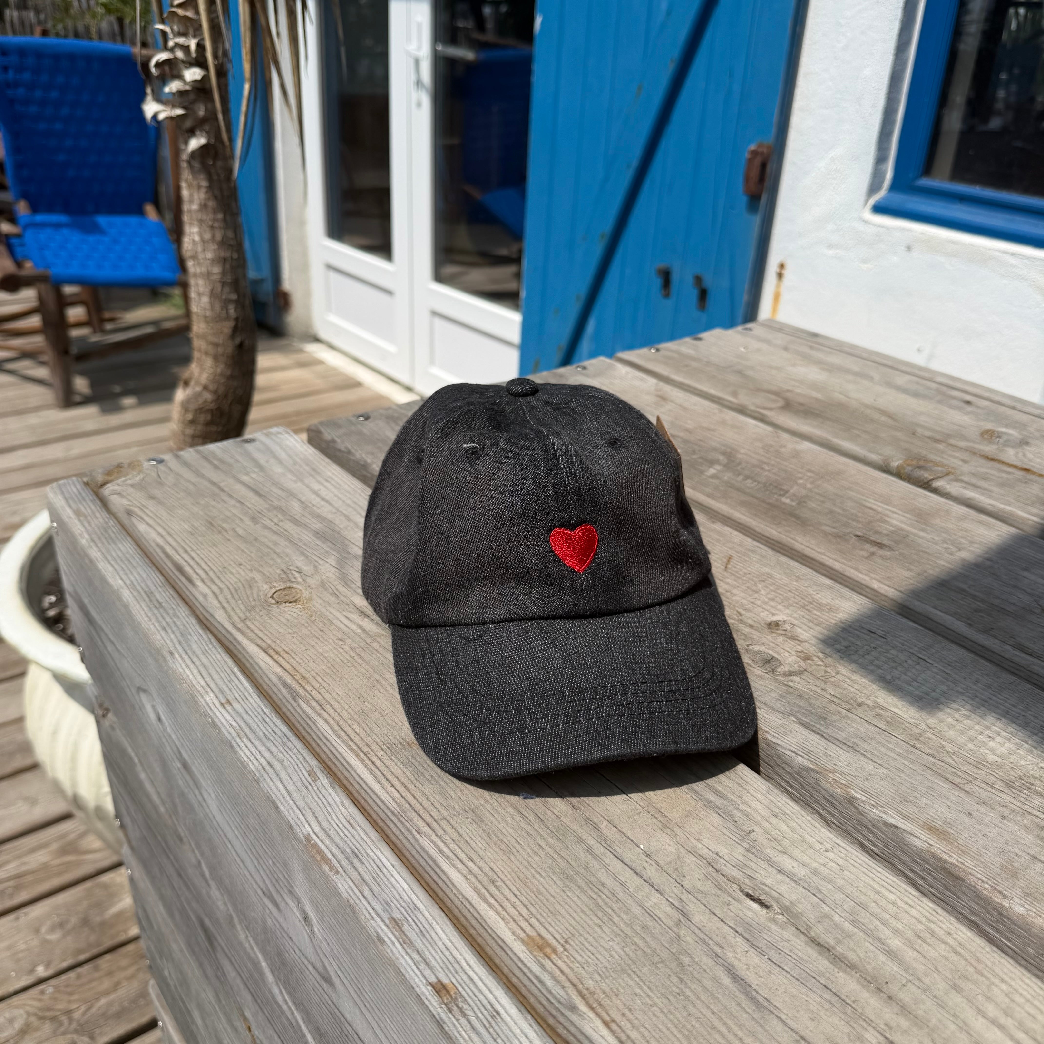 Casquette jean noir cœur rouge