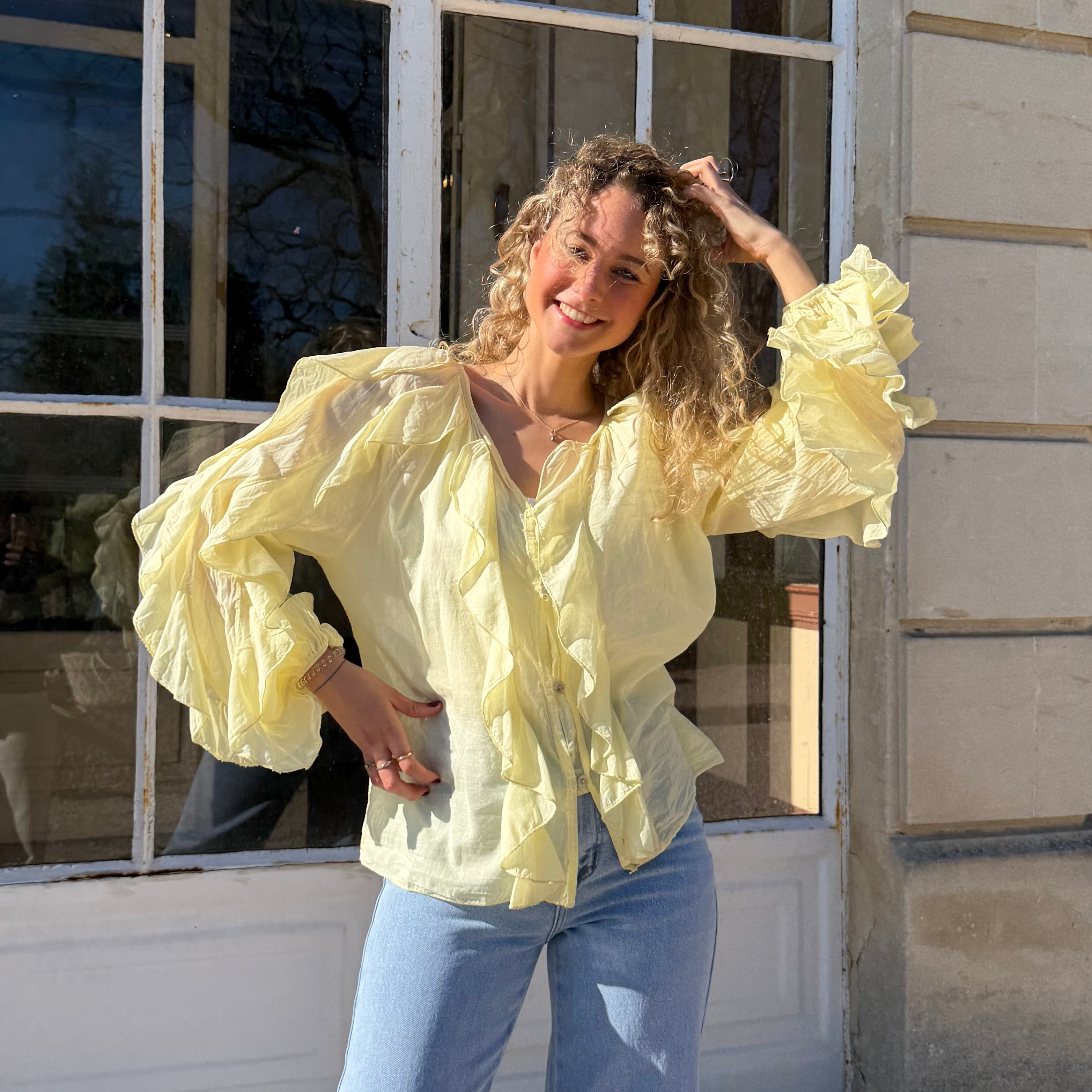 Blouse manches longues FLORA en coton jaune aux détails de volants.