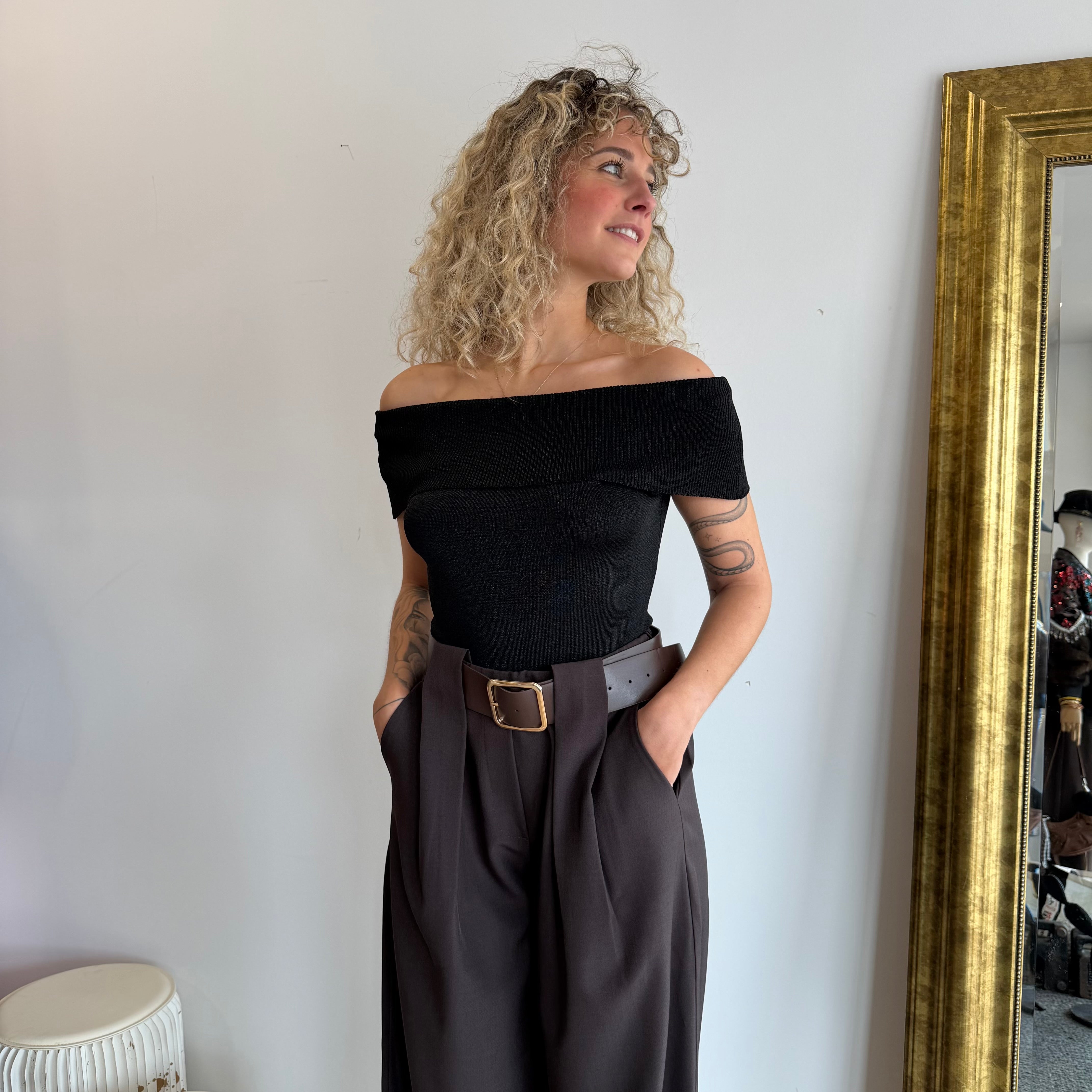 Top LOMI ajusté noir irisé au col bardot