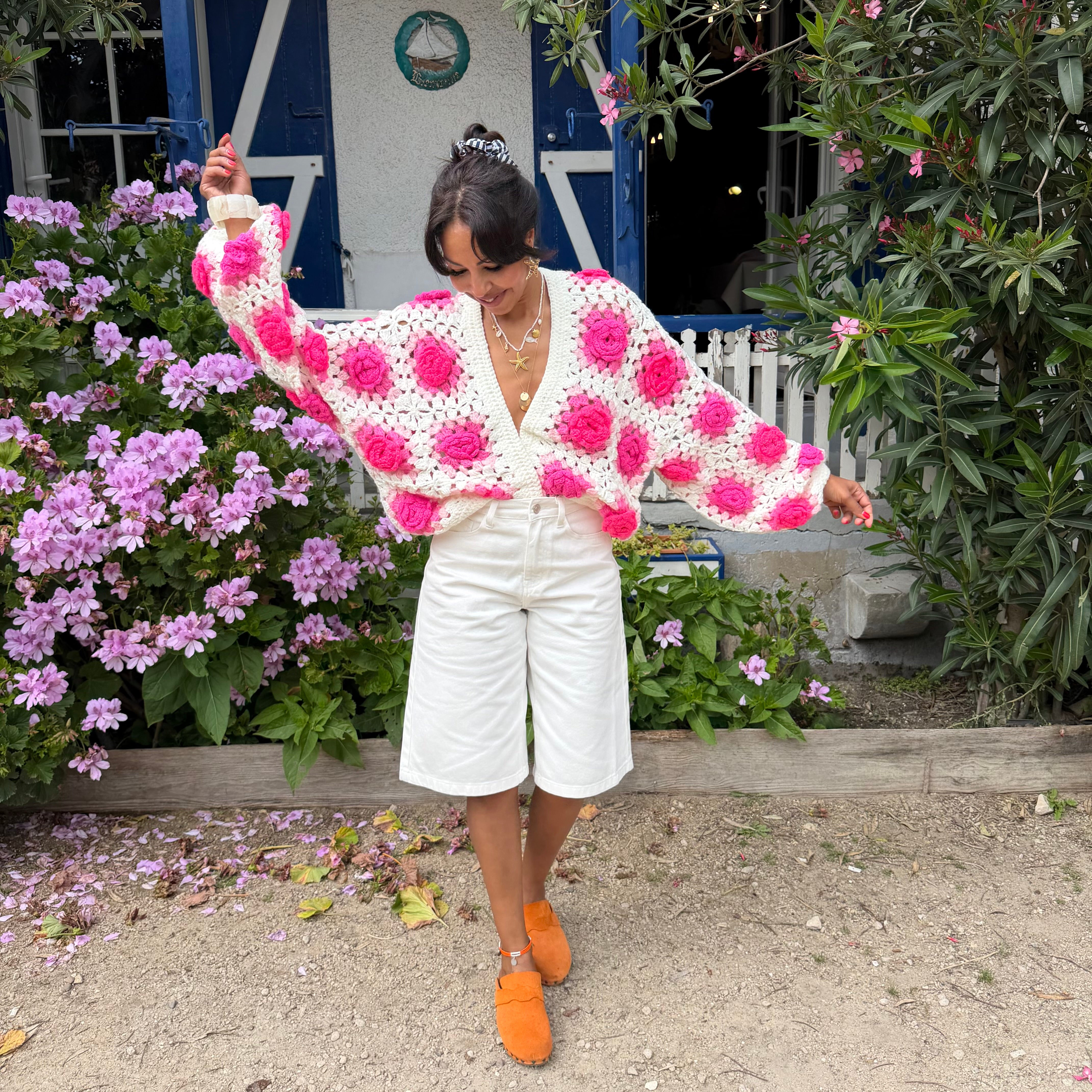 Gilet crochet fleurs ROSE fluo – porté recto/verso