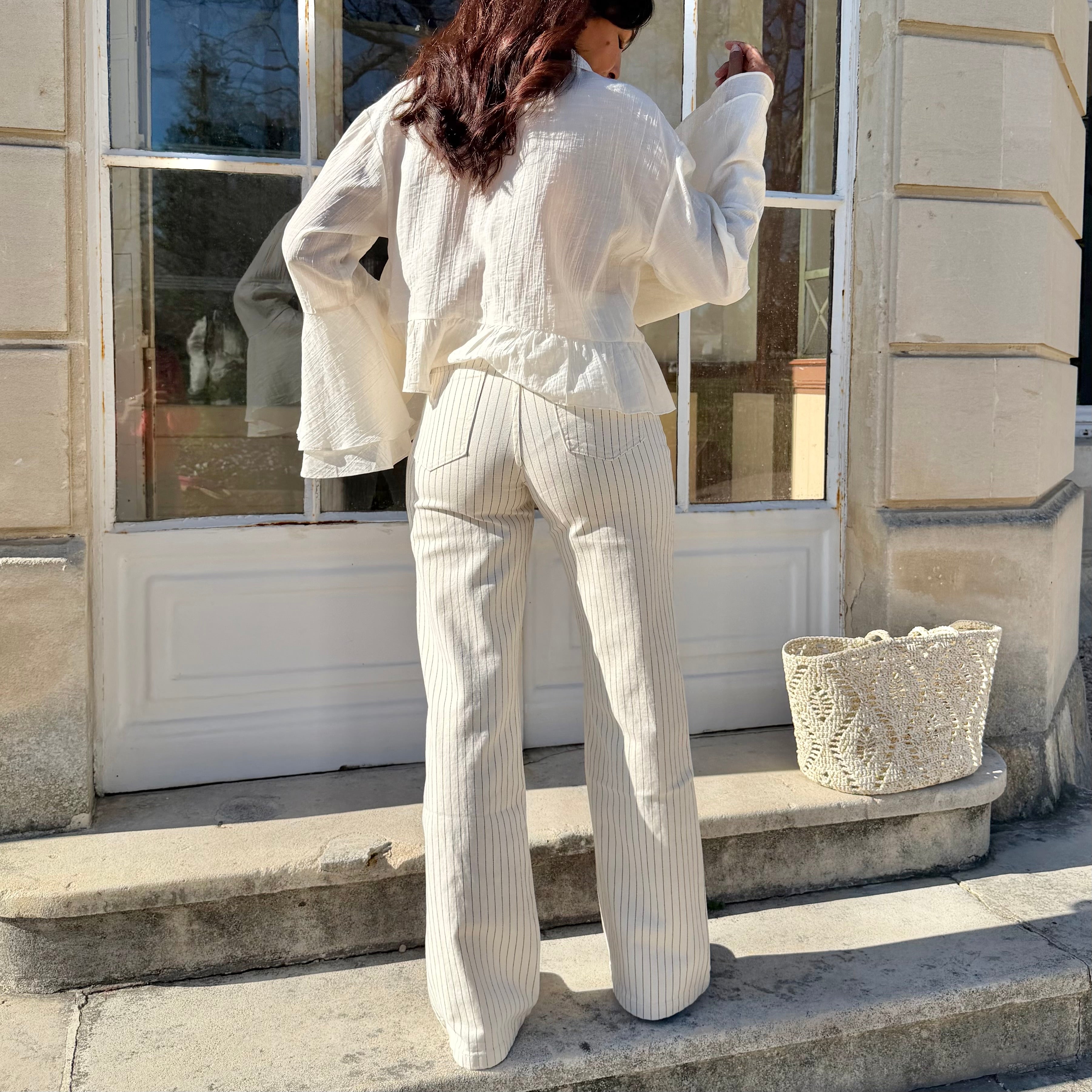 Jean flare taille haute Gabriel écru à fines rayures.