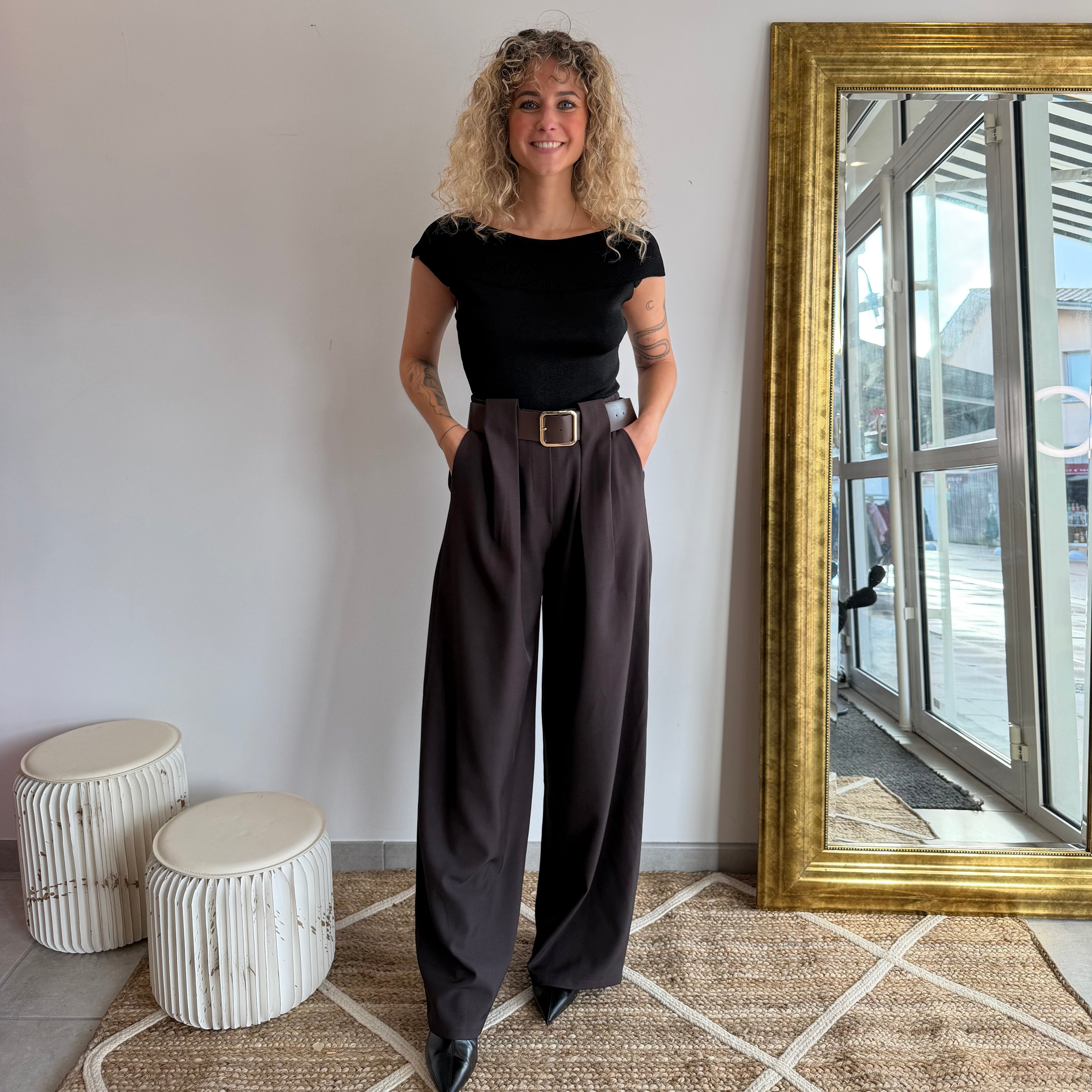 Pantalon tailleur SUSY marron à la coupe fluide
