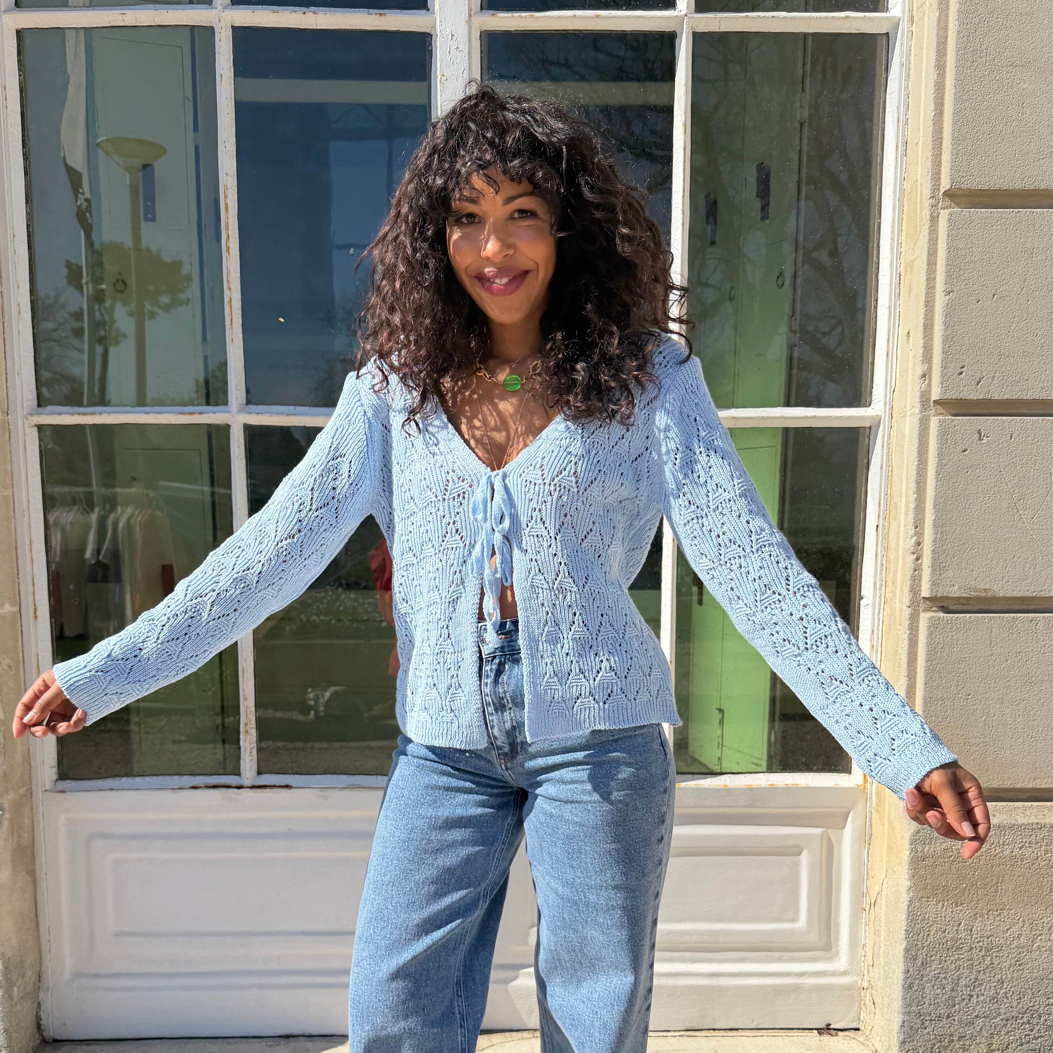 Gilet manches longues GRACE en maille ajouré bleu.