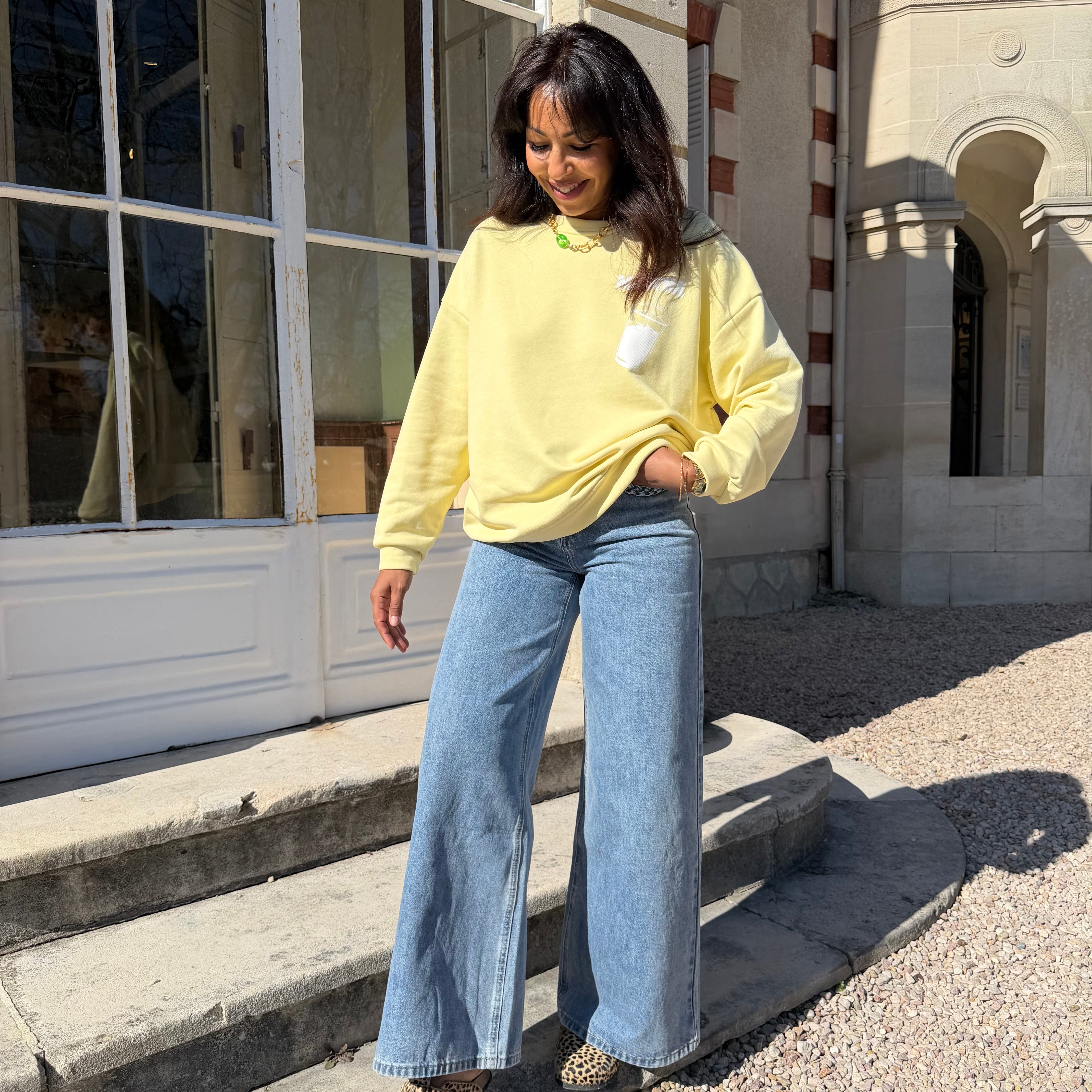 Sweat MATCHA en coton jaune avec logo blanc.
