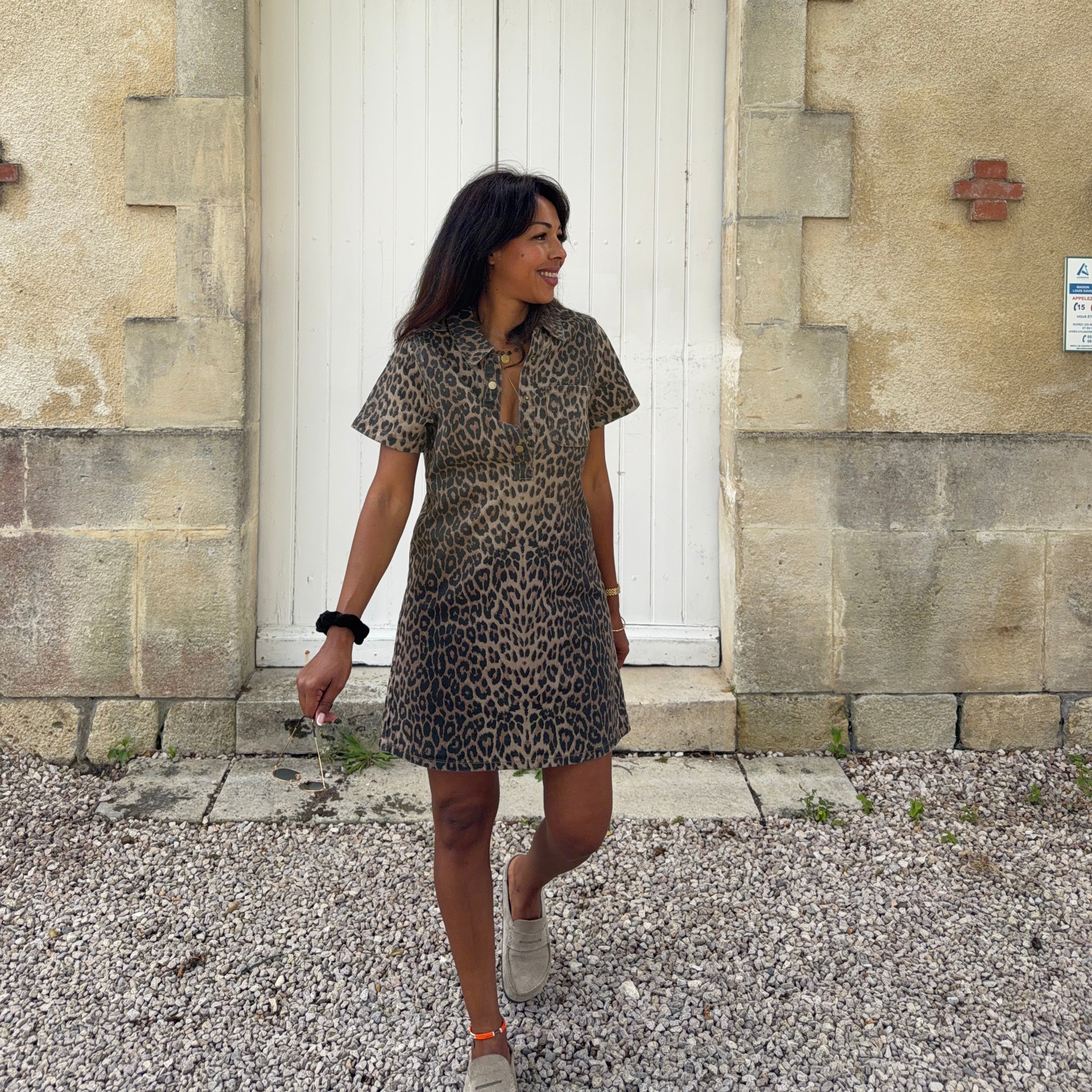 Robe courte en jean LOUANE, motif léopard
