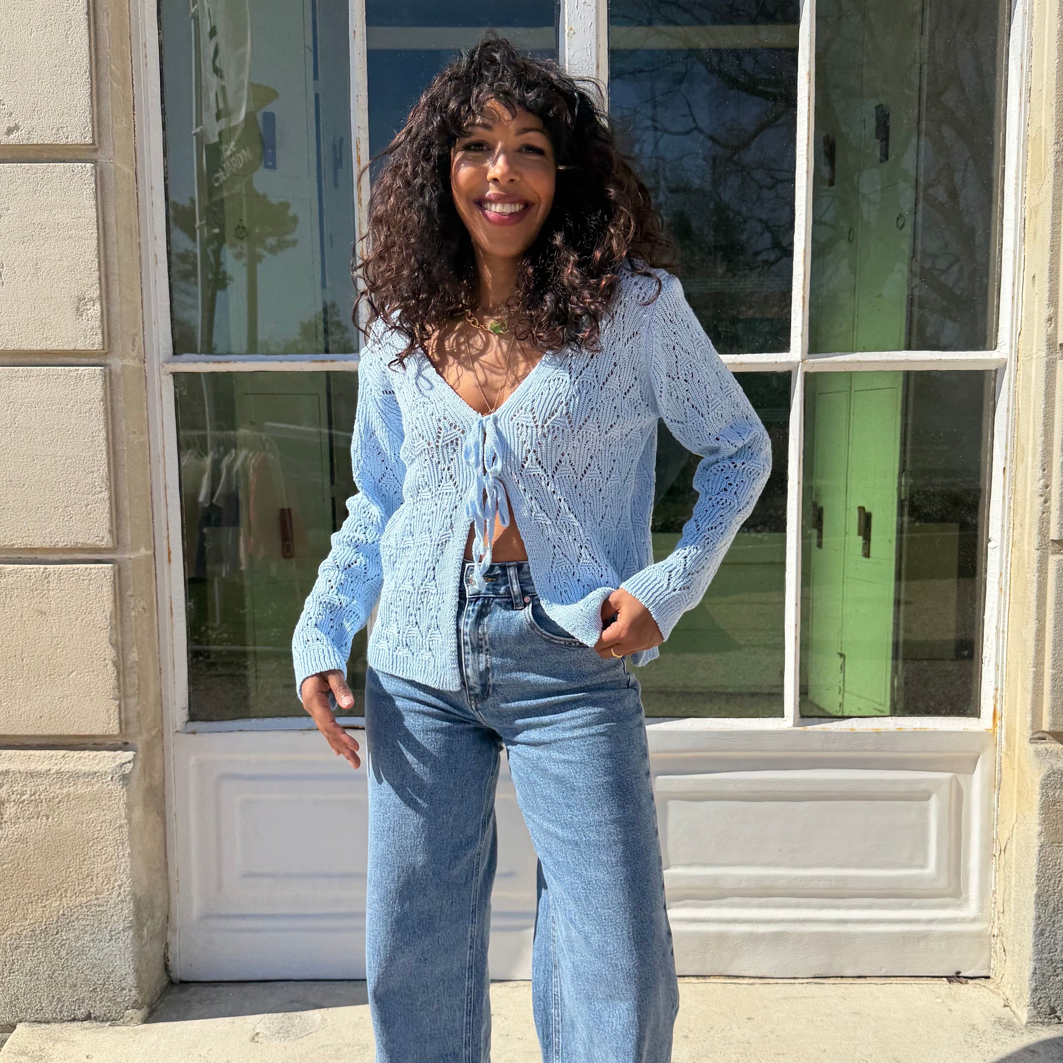 Gilet manches longues GRACE en maille ajouré bleu.