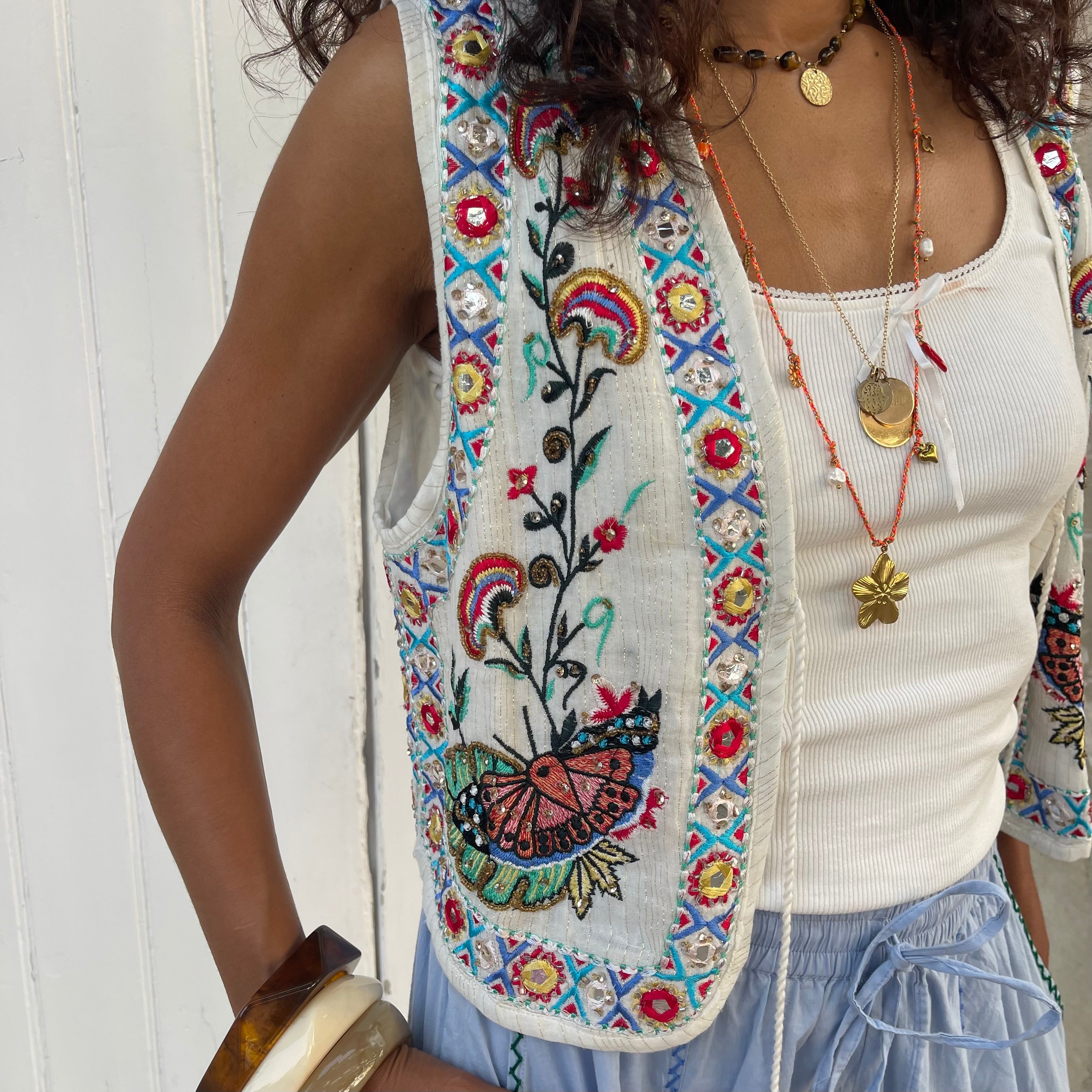 Gilet sans mache court MERO, brodé et coloré