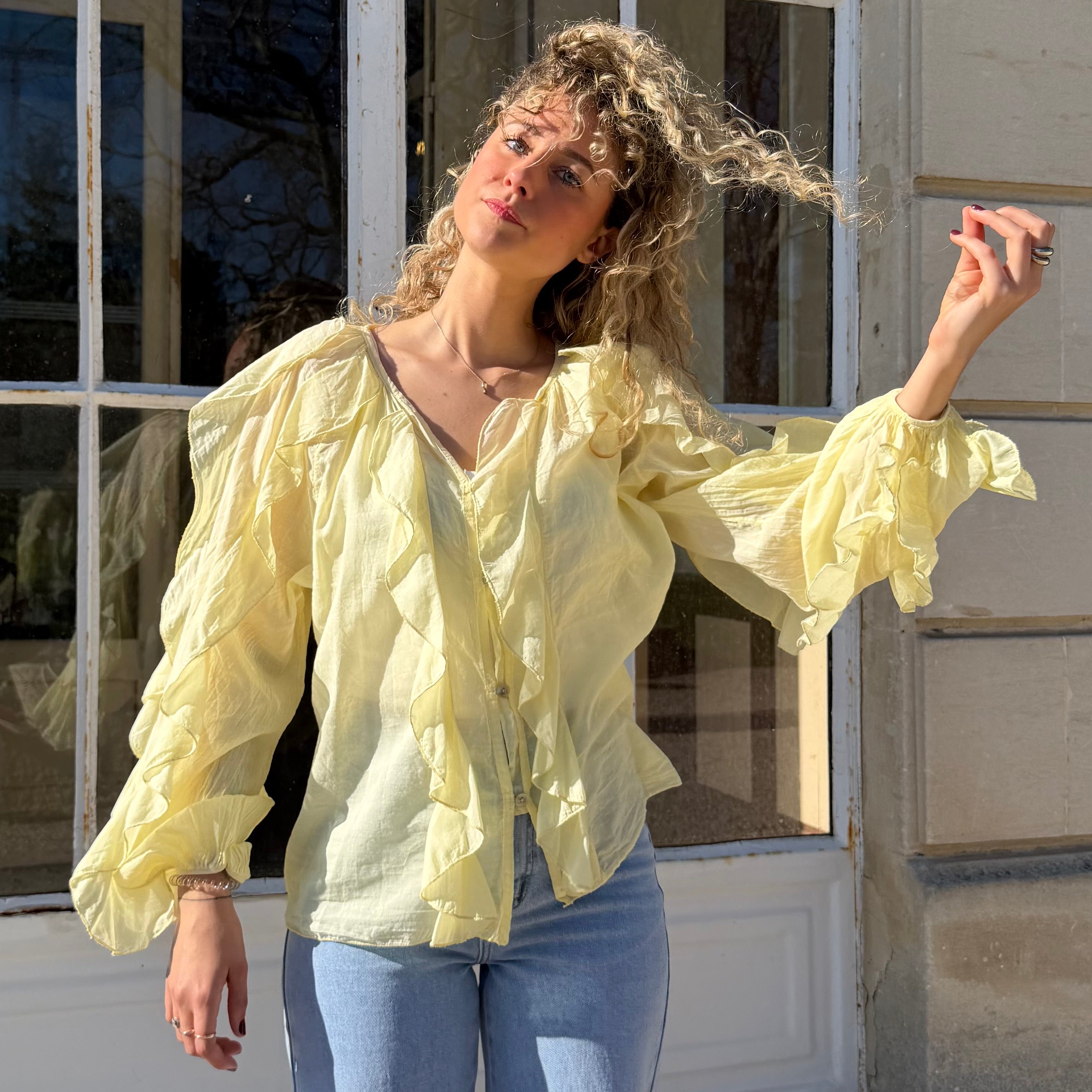 Blouse manches longues FLORA en coton jaune aux détails de volants.