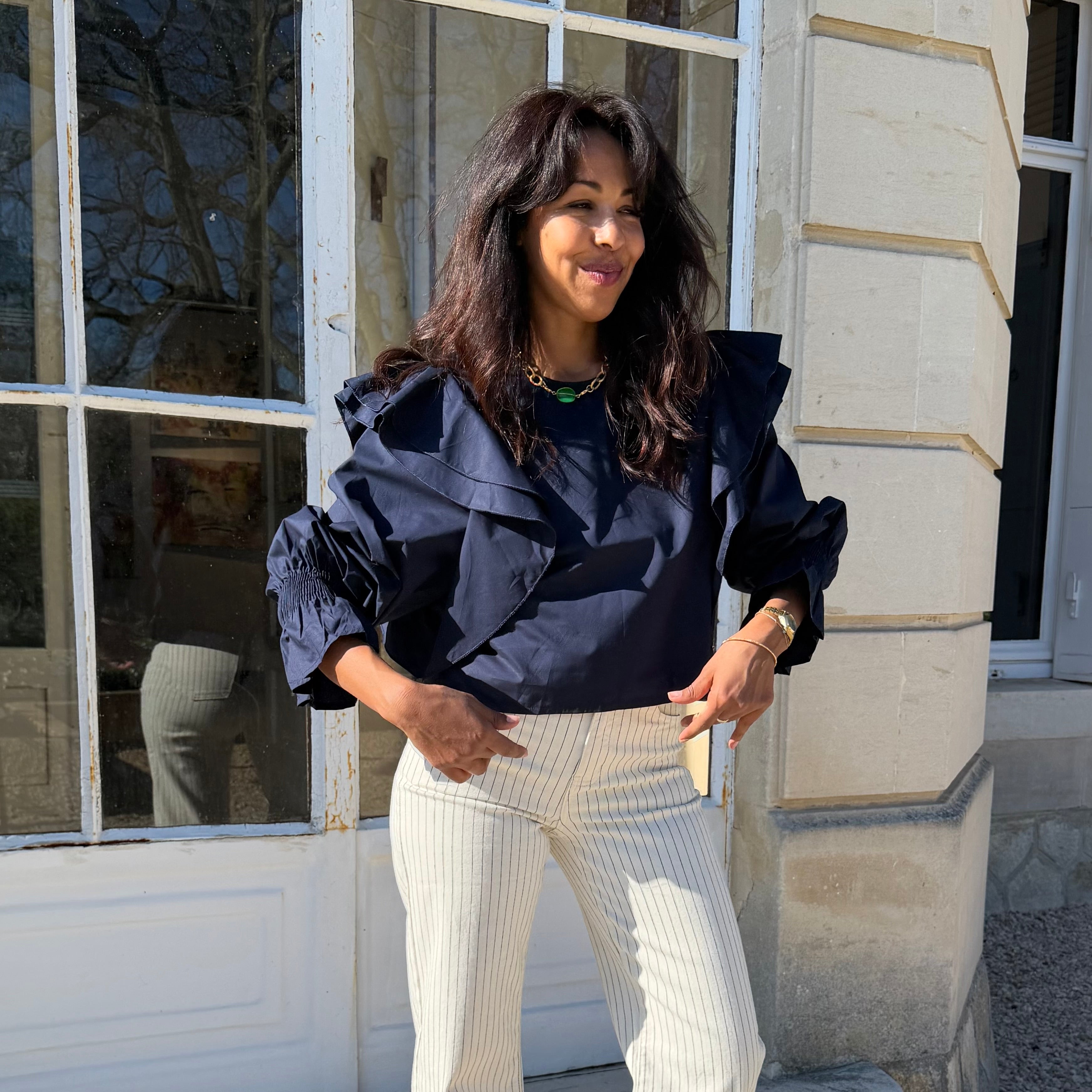 Blouse en coton VALOU, manches longues ballons avec dos nu.