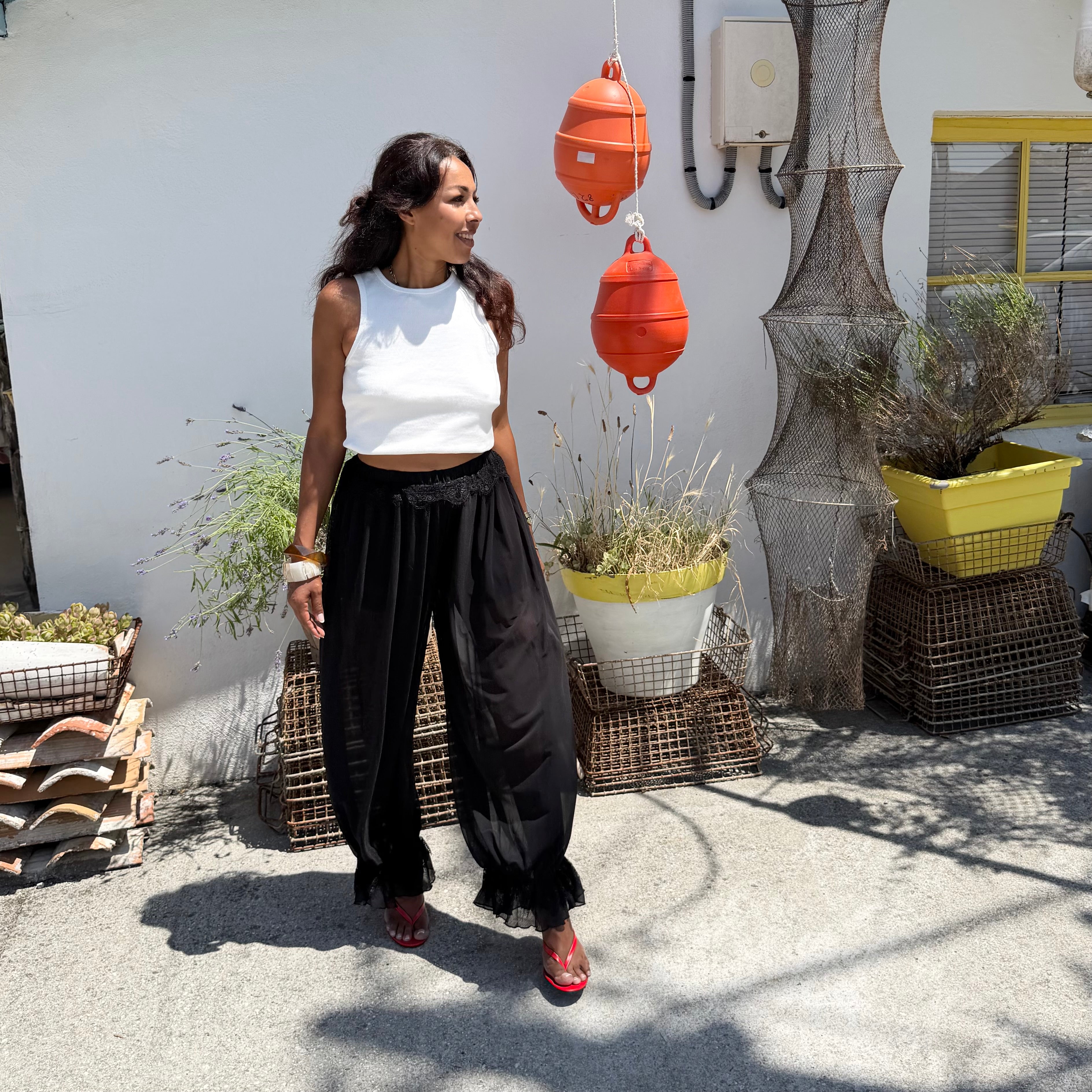 Pantalon VOILE noir forme boule détails dentelle