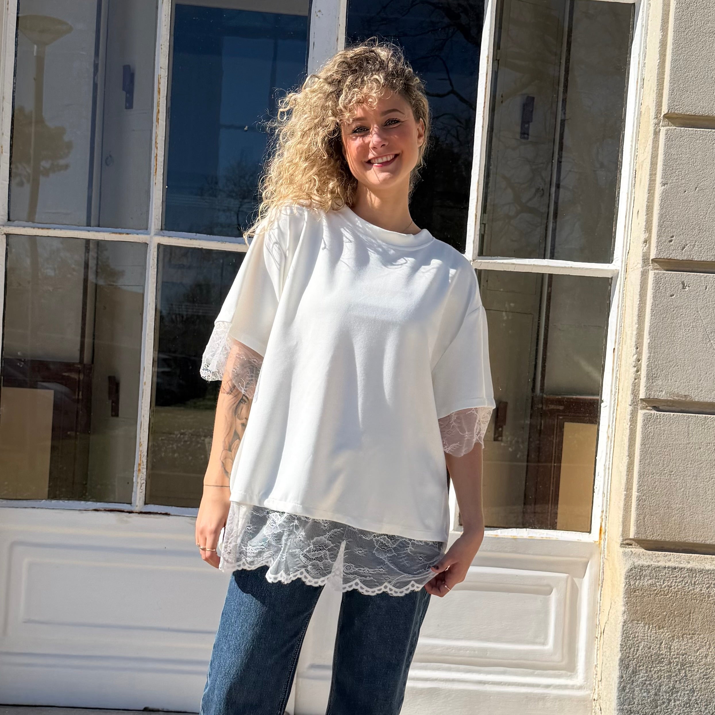 Haut blanc ERIN manches courtes aux détails de dentelle dans le dos.