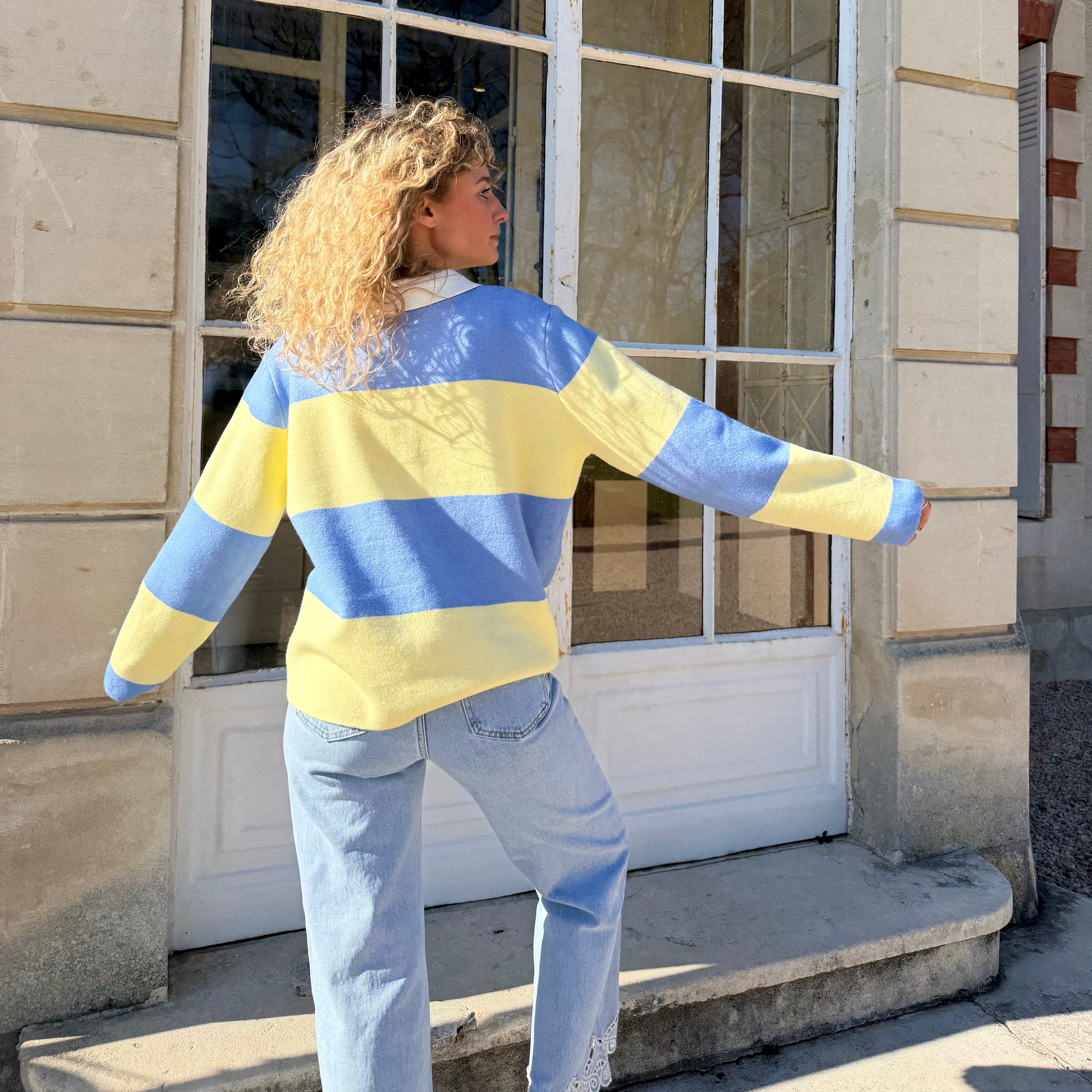 Polo CIELO manches longues rayé bleu et jaune pastel, coupe fluide.