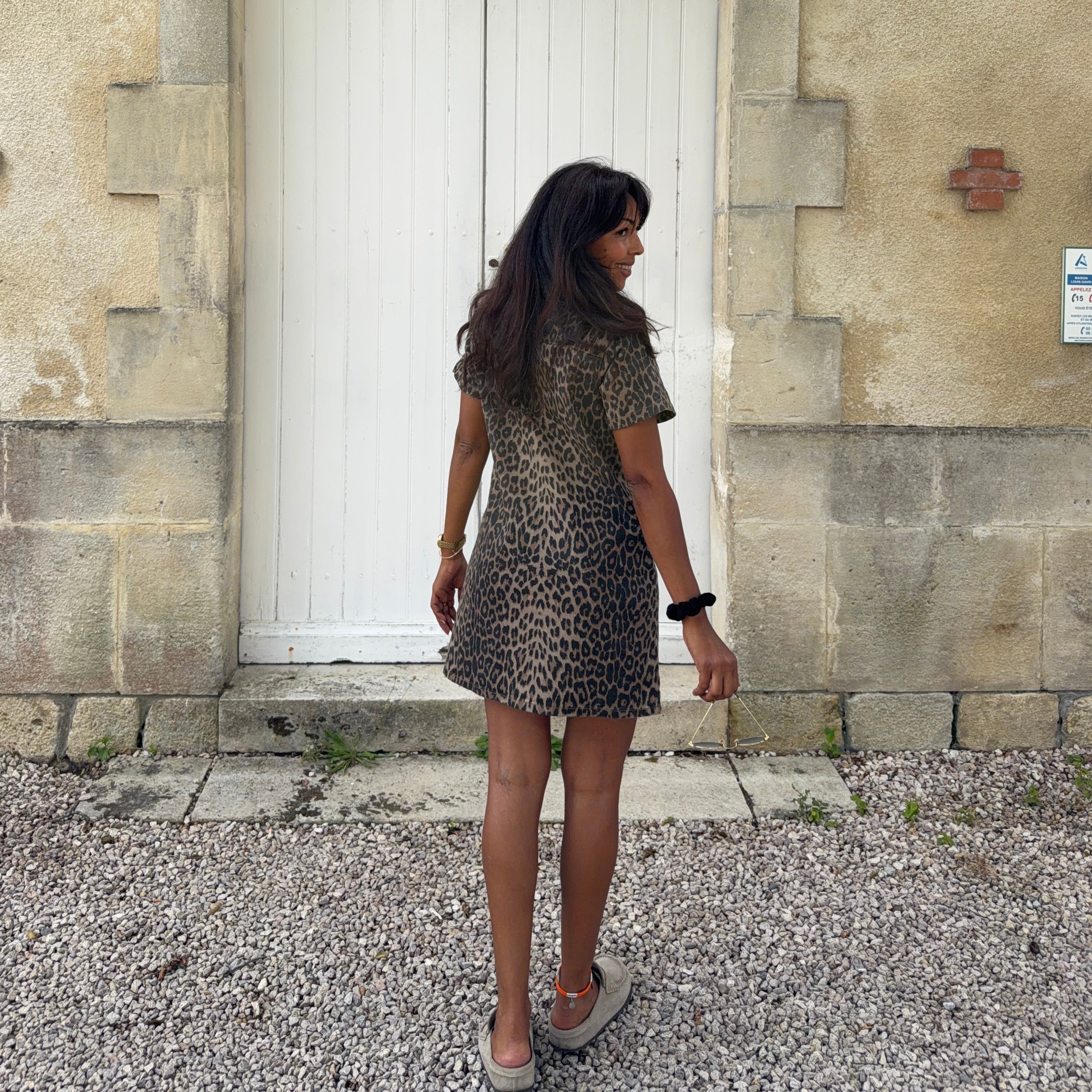 Robe courte en jean LOUANE, motif léopard
