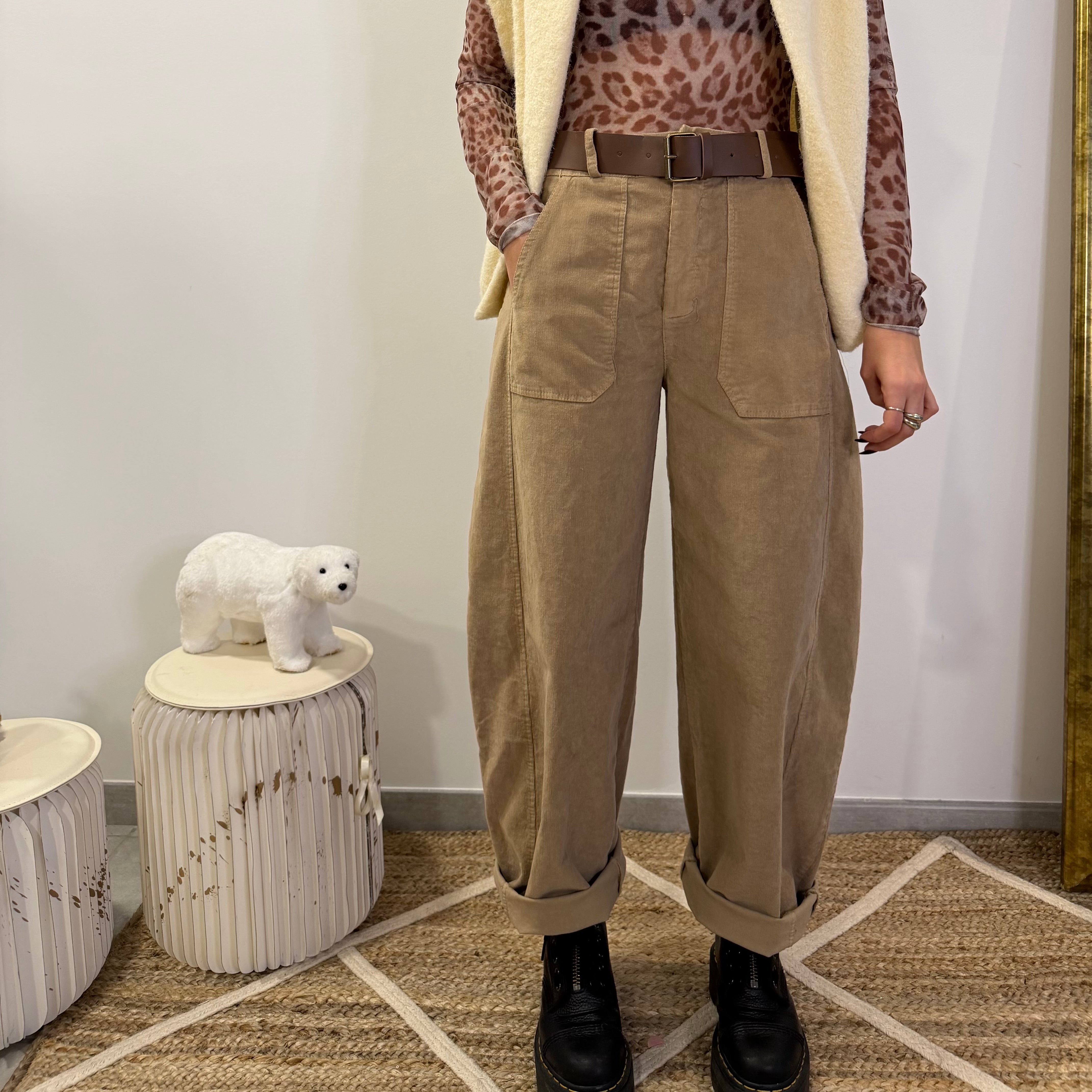 Pantalon LOUNA en coton velours côtelé rose poudré à la coupe barrel