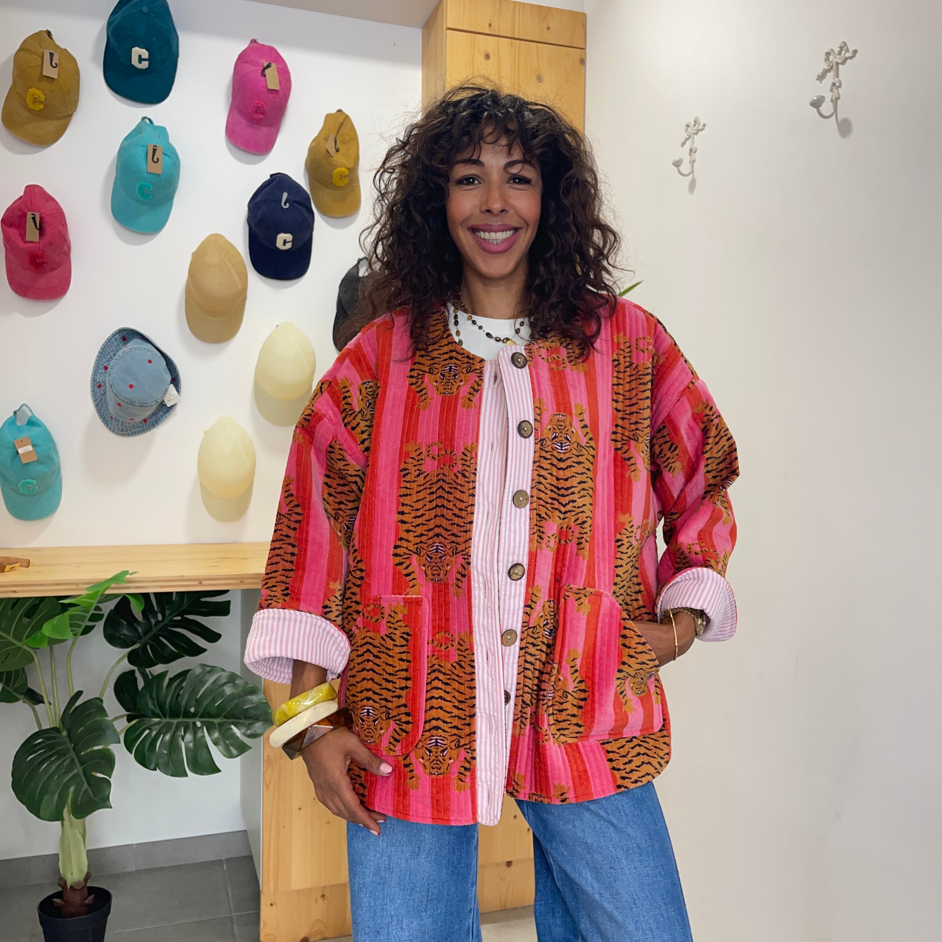 Veste oversize effet velours matelassé JUDITH orange et rose ornée d'illustrations de tigres