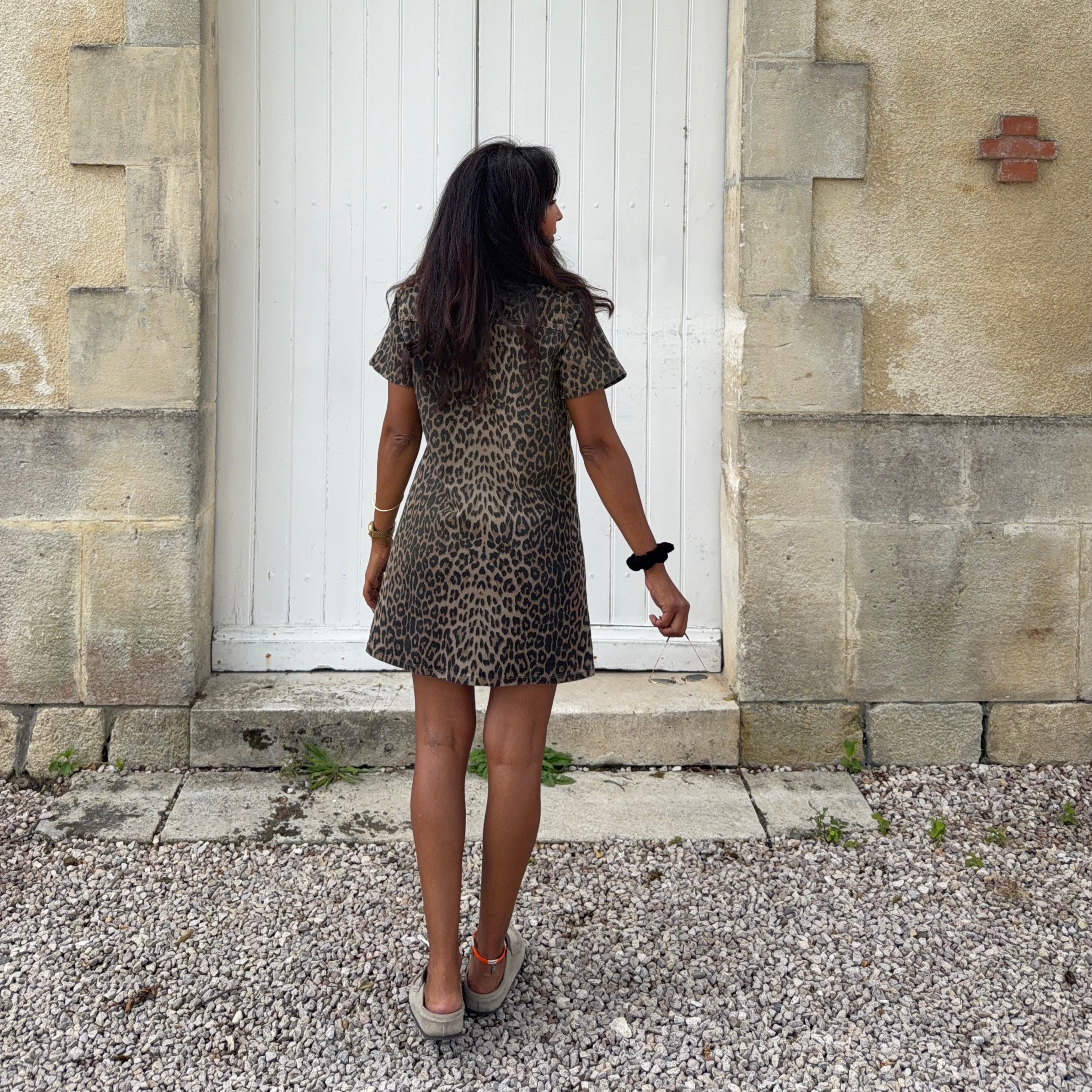 Robe courte en jean LOUANE, motif léopard