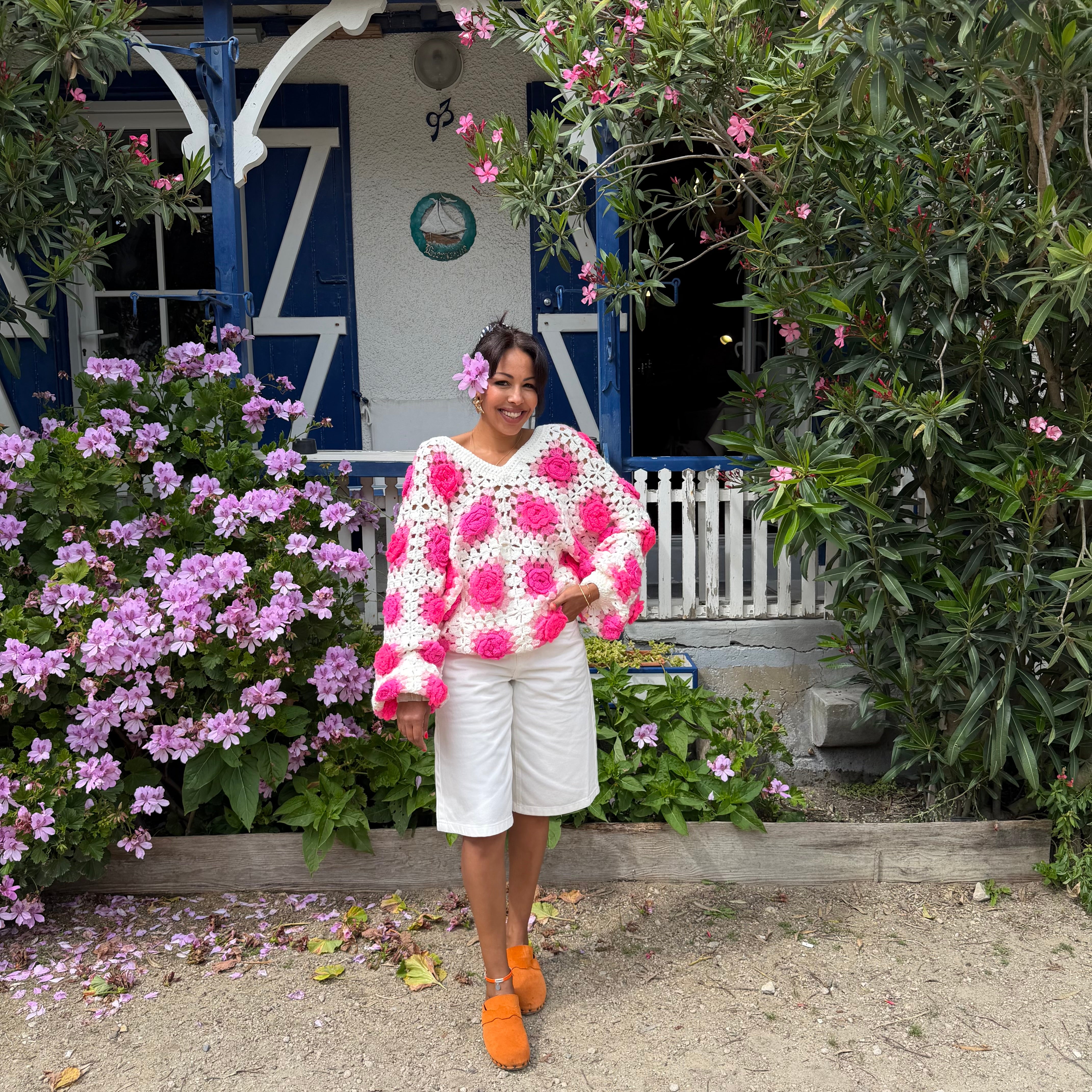 Gilet crochet fleurs ROSE fluo – porté recto/verso