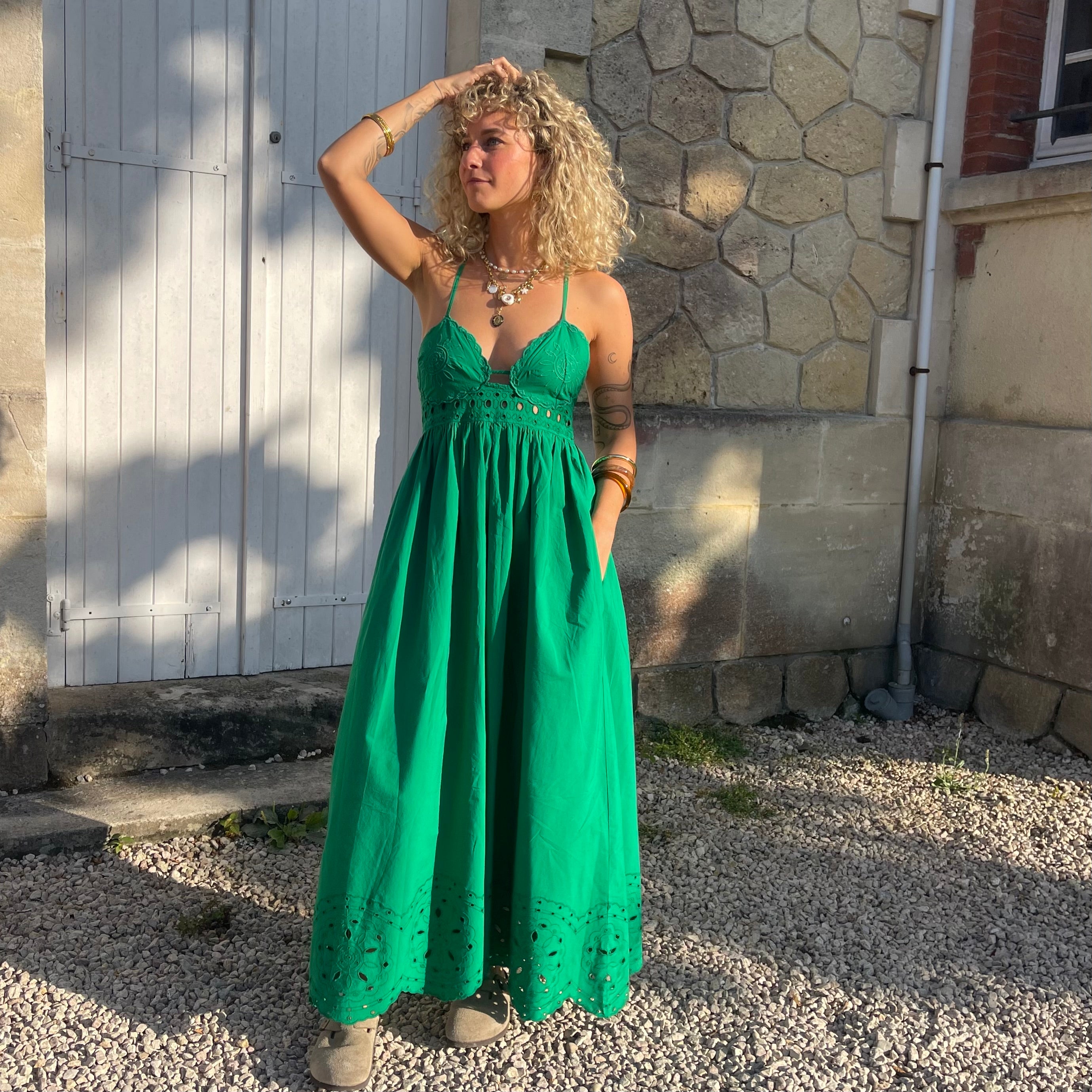 Robe SALMA verte brodée fluide à fines bretelles en coton