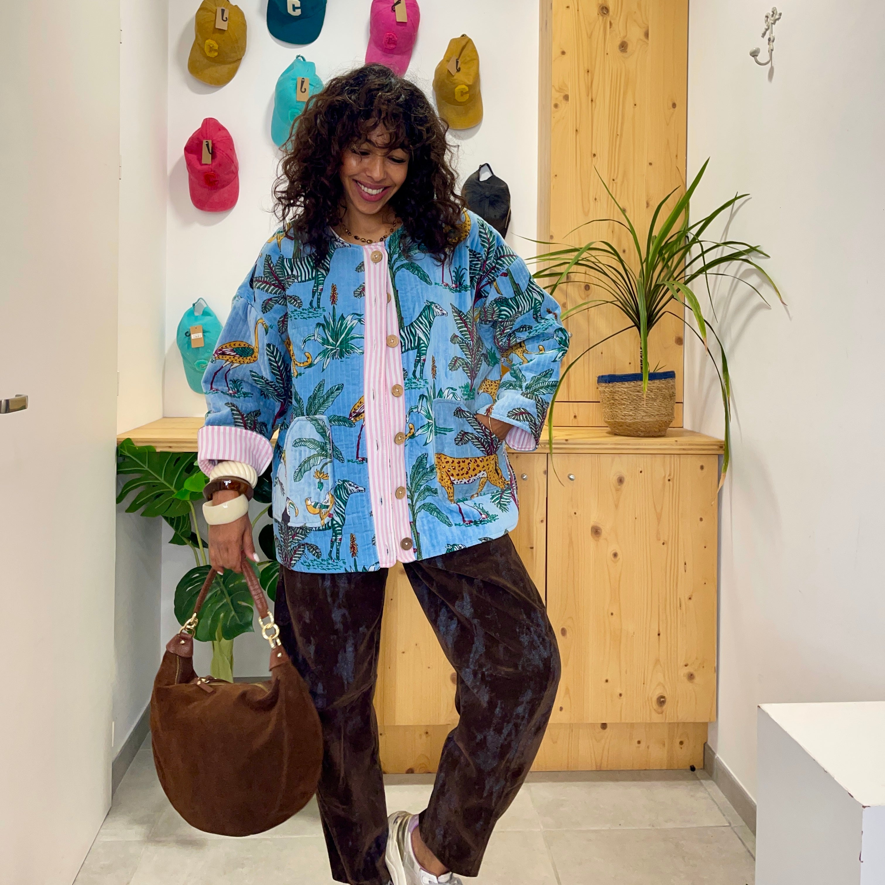 Veste oversize effet velours matelassé JUDITH bleu turquoise ornée d'illustrations végétales et animales