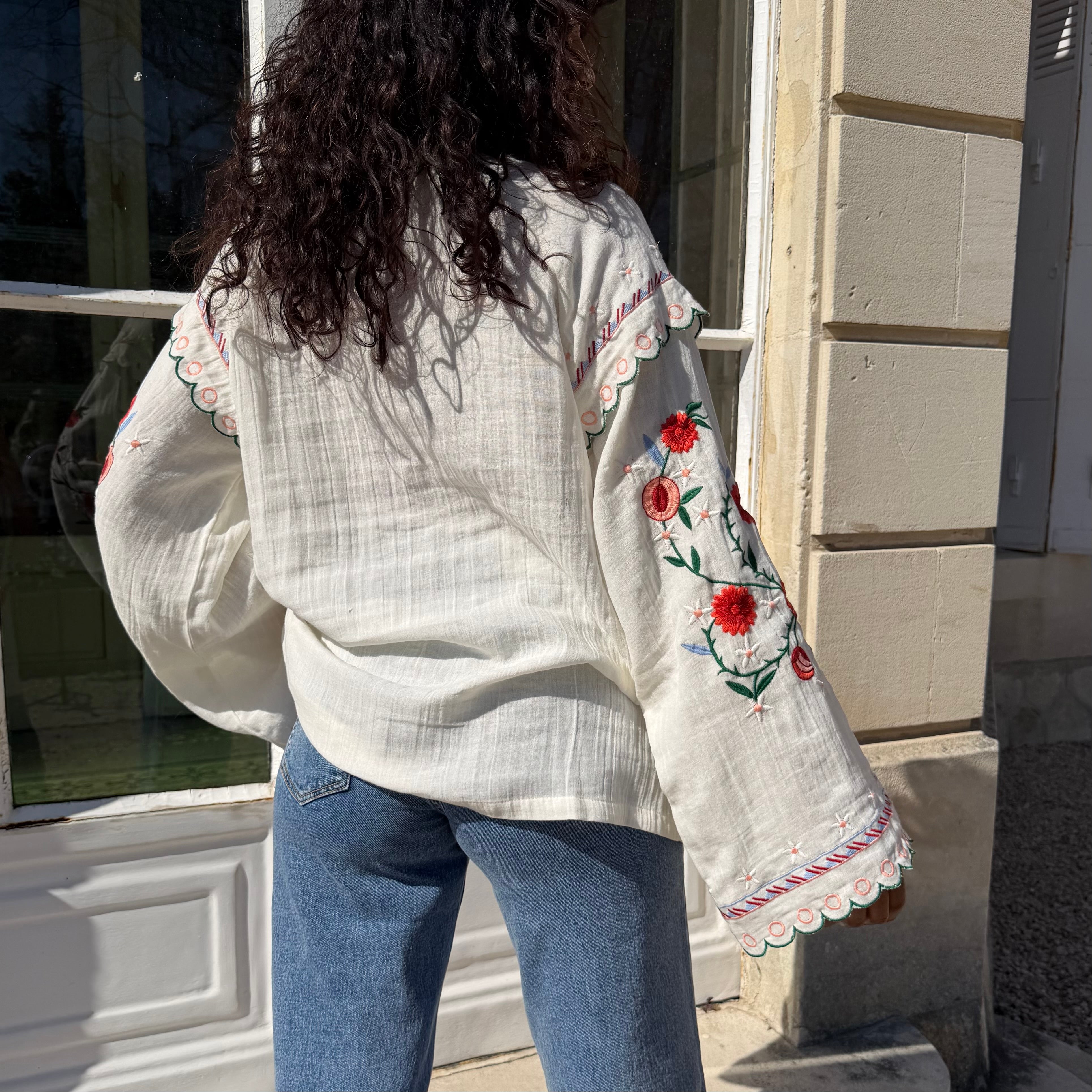 Blouse ELINA, à lacets, en voile de coton avec broderies