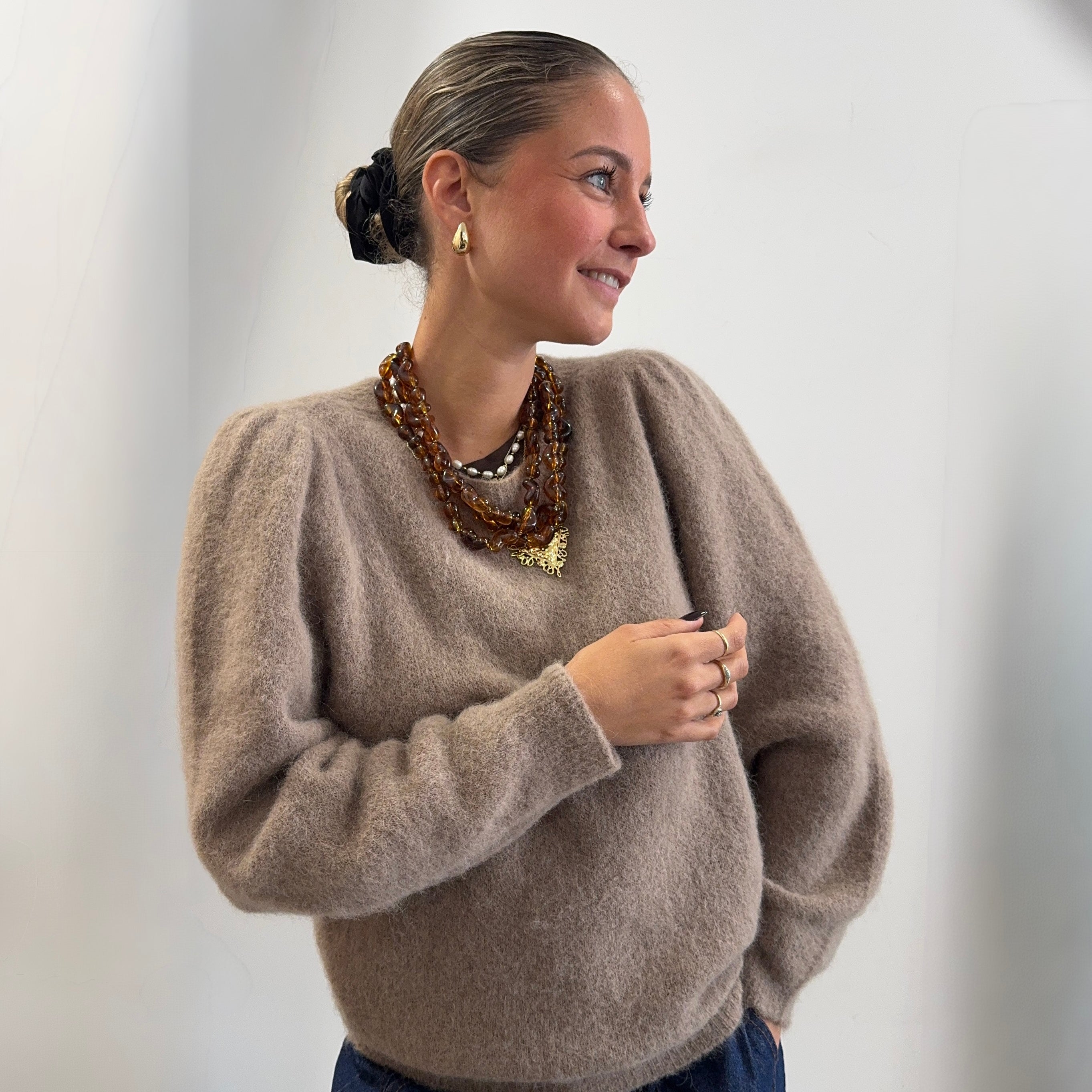 Pull en laine et alpaga à col rond PAUL beige doté de légères fronces sur les épaules