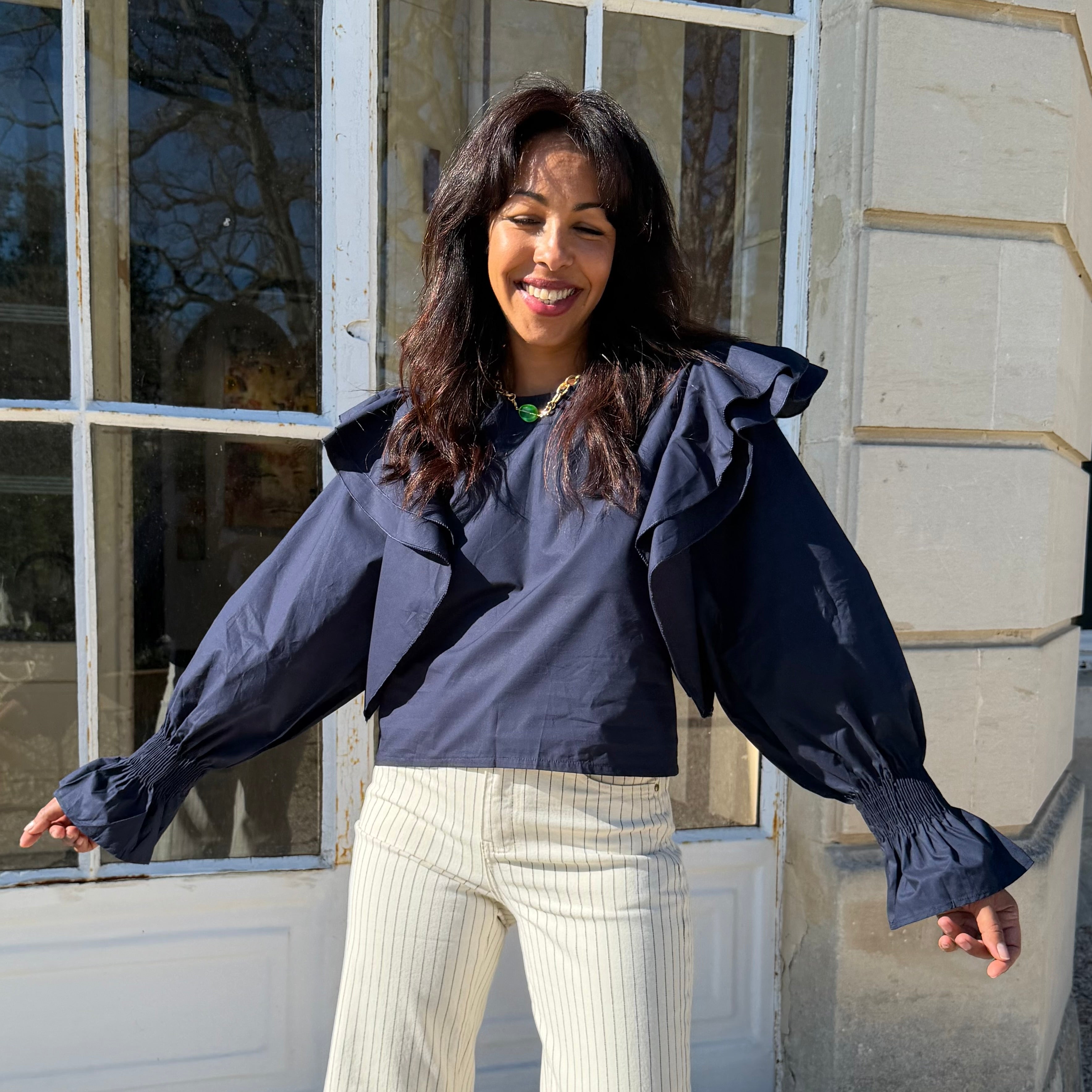 Blouse en coton VALOU, manches longues ballons avec dos nu.