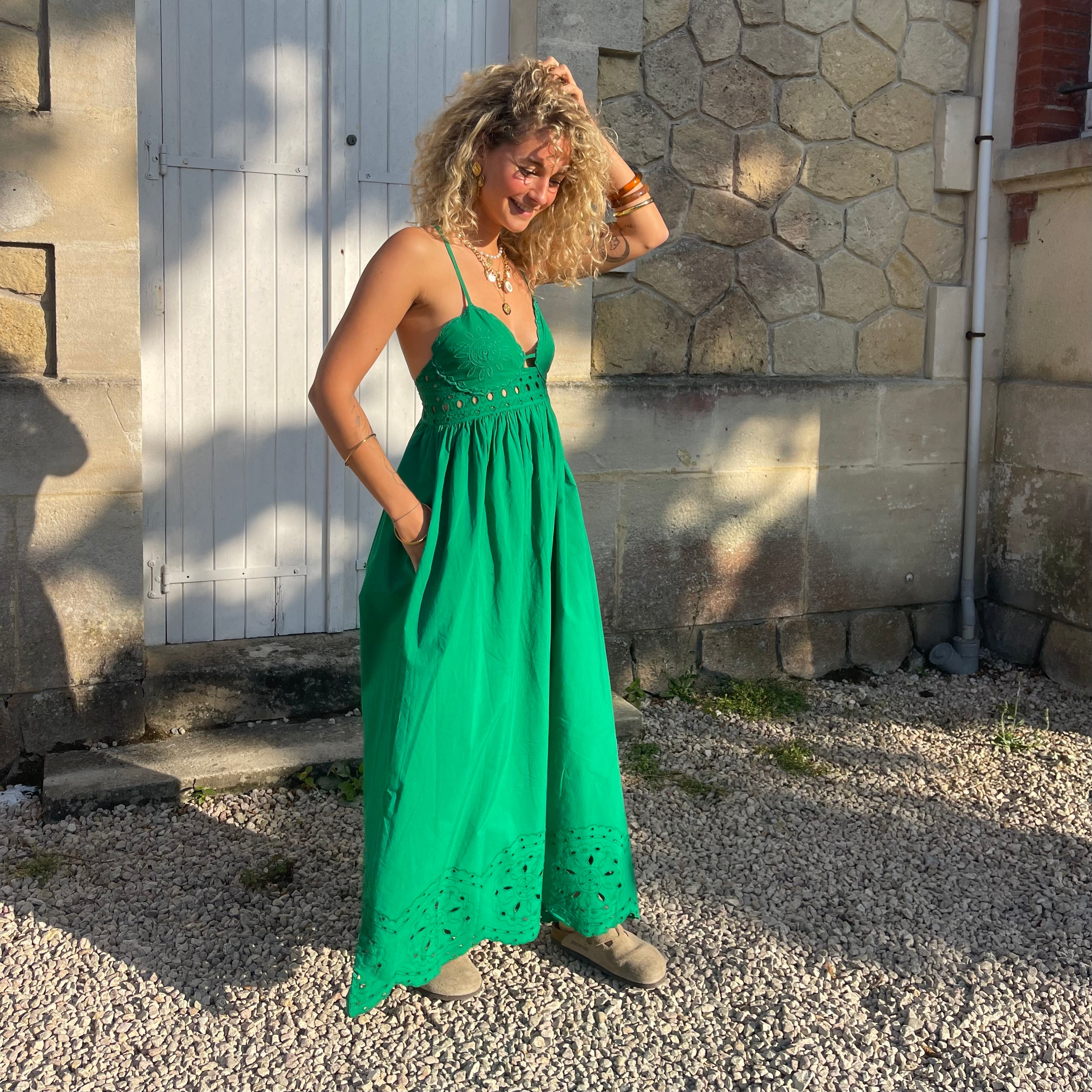 Robe SALMA verte brodée fluide à fines bretelles en coton