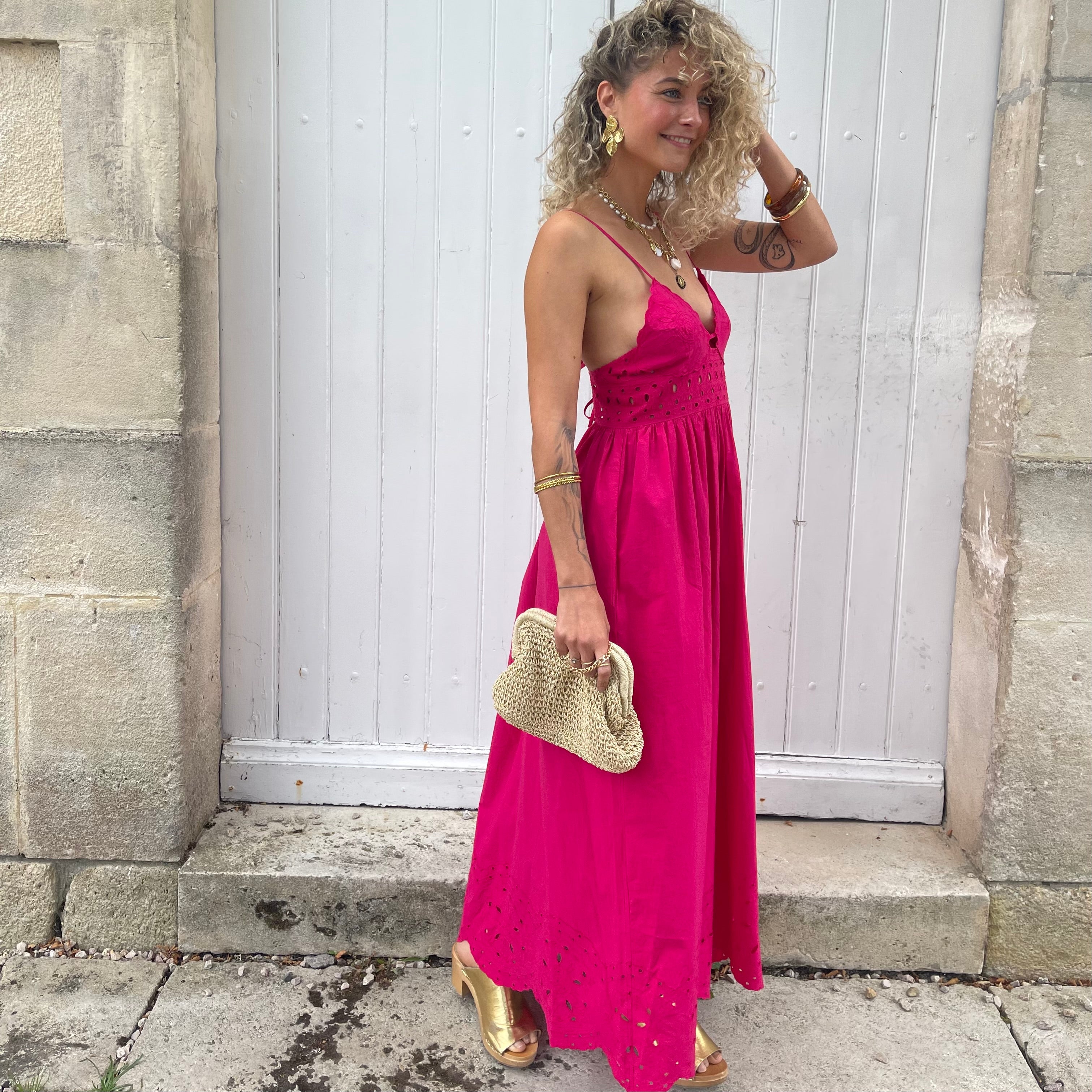 Robe SALMA fuchsia brodée fluide à fines bretelles en coton